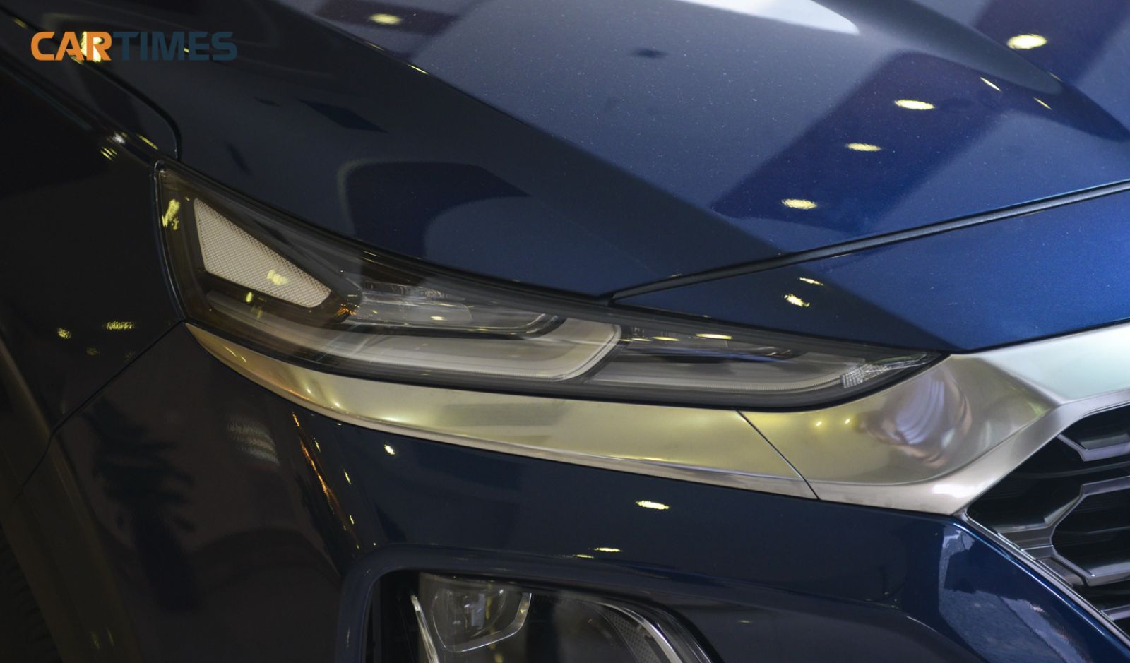 Thiết kế đèn định vị ban ngày dạng mắt híp trên Hyundai Santa Fe 2019