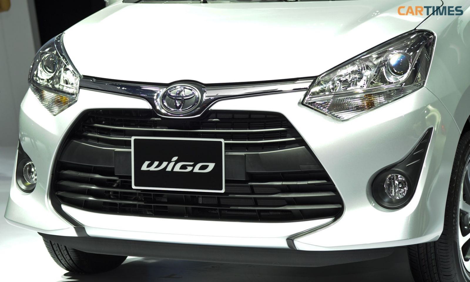 Thiết kế đầu xe Toyota Wigo khá góc cạnh, thể thao