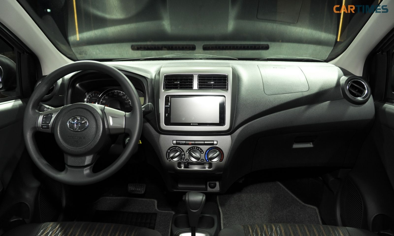Nội thất hàng ghế trước trên Toyota Wigo