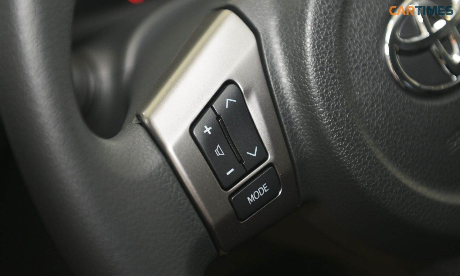 Vô lăng trên Toyota Wigo chỉ được tích hợp nút to nhỏ âm lượng