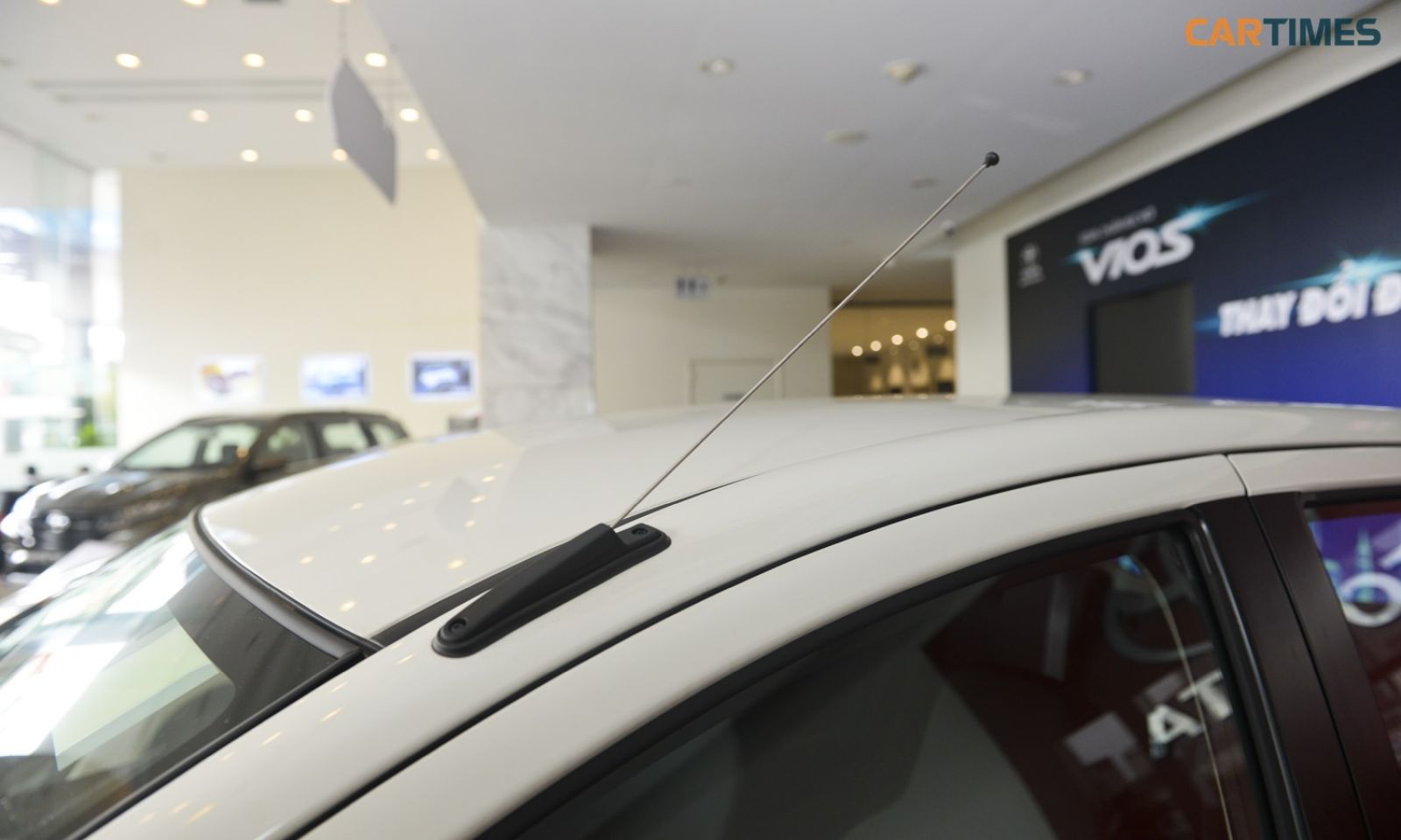 Ăng ten kiểu cũ trên mui xe Toyota Wigo