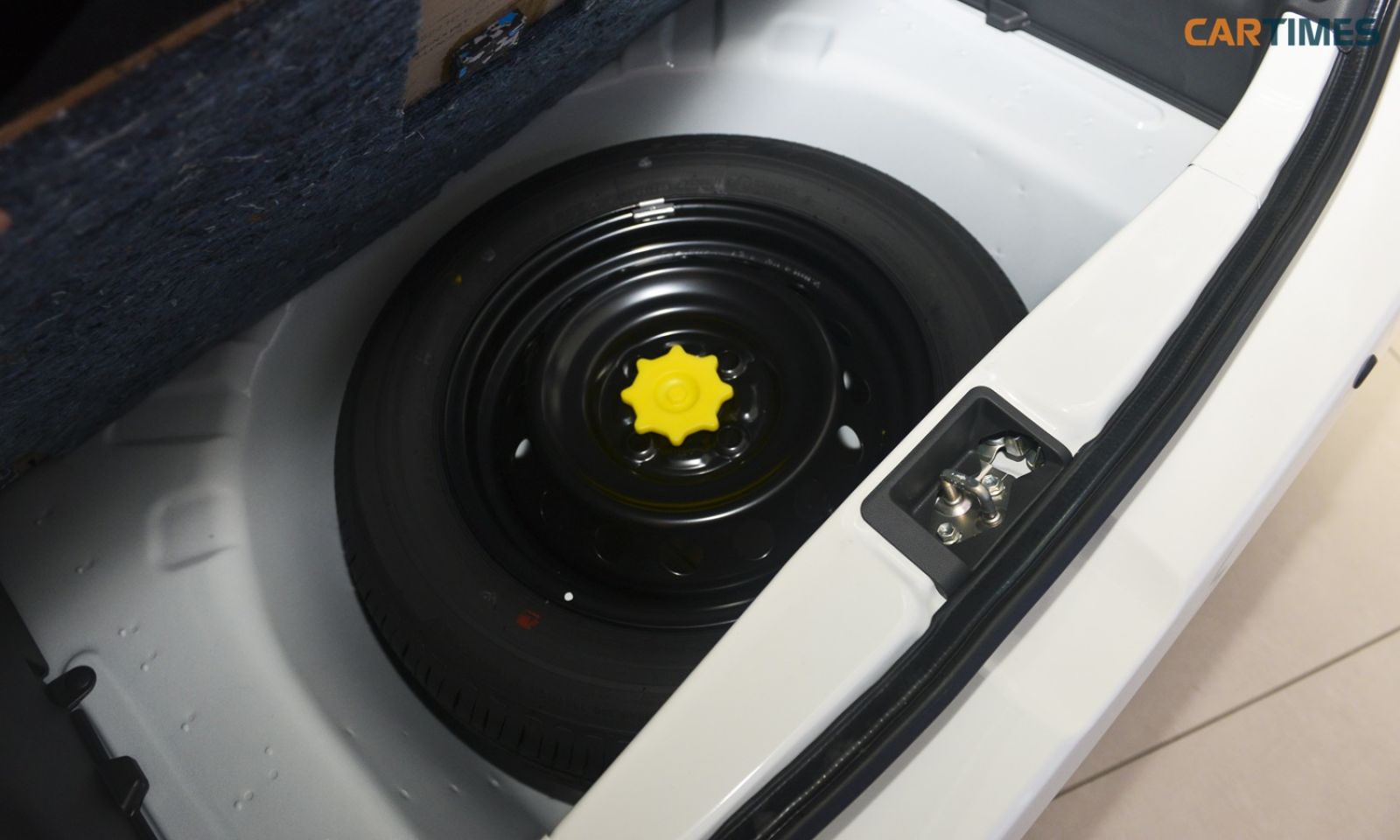 Lốp dự phòng được đặt phía dưới cốp xe Toyota Wigo
