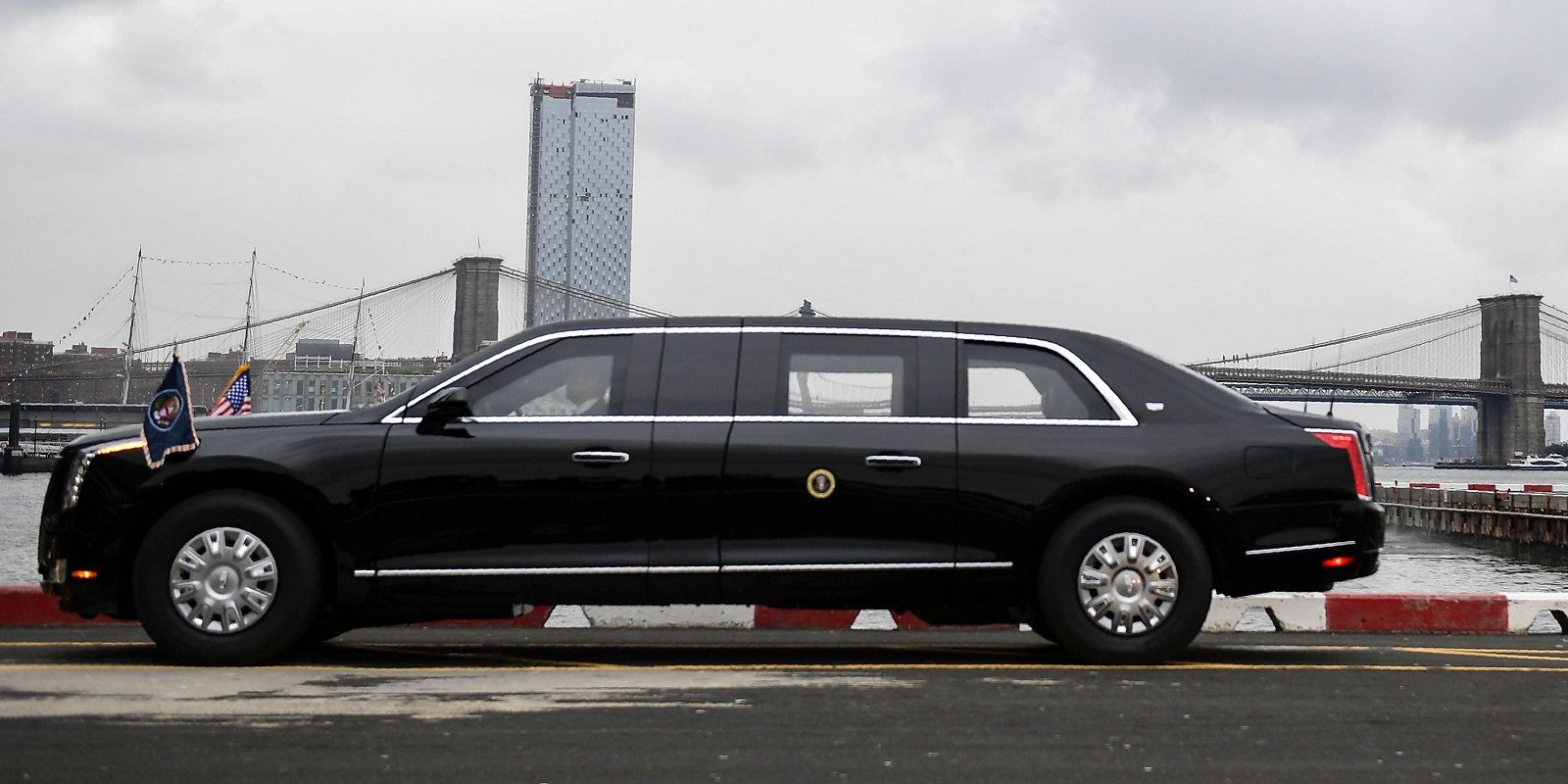 The Beast mới của Tổng thống Trump dài khoảng 1,8m
