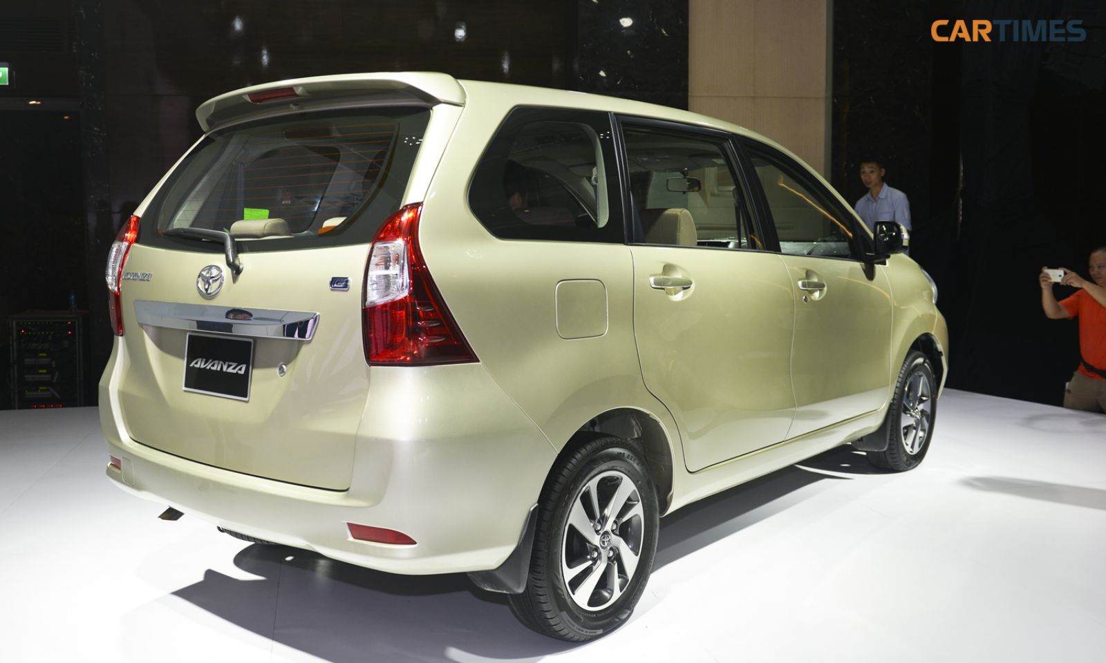 Phía sau xe khá giống Toyota Innova