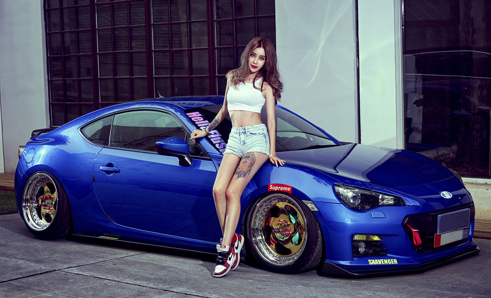 Người đẹp bên mẫu xe thể thao Subaru BRZ 