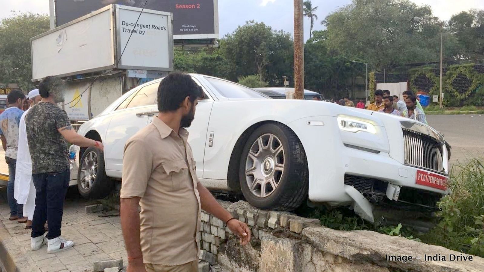 Chiếc xe siêu sang Rolls-Royce Ghost bị phá hỏng ngay lần lái đầu tiên