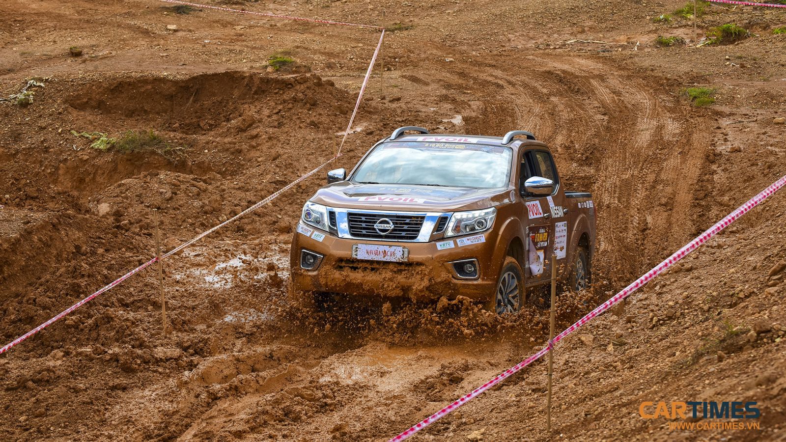 Một chiếc Nissan Navara đang vượt qua hố bùn