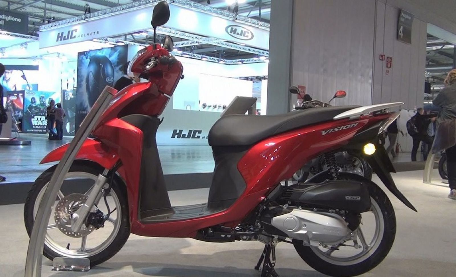 Xe Honda Vision luôn giữ vị trí số 1 trong phân khúc xe ga tại thị trường Việt Nam