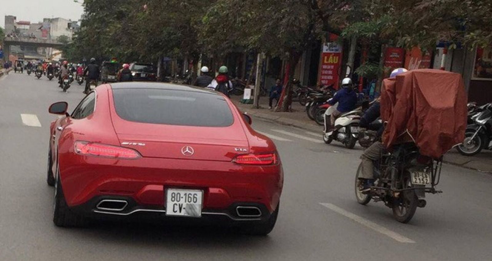 Biển số 80 nền màu trắng, chữ và số màu đen, có sêri ký hiệu “CV”