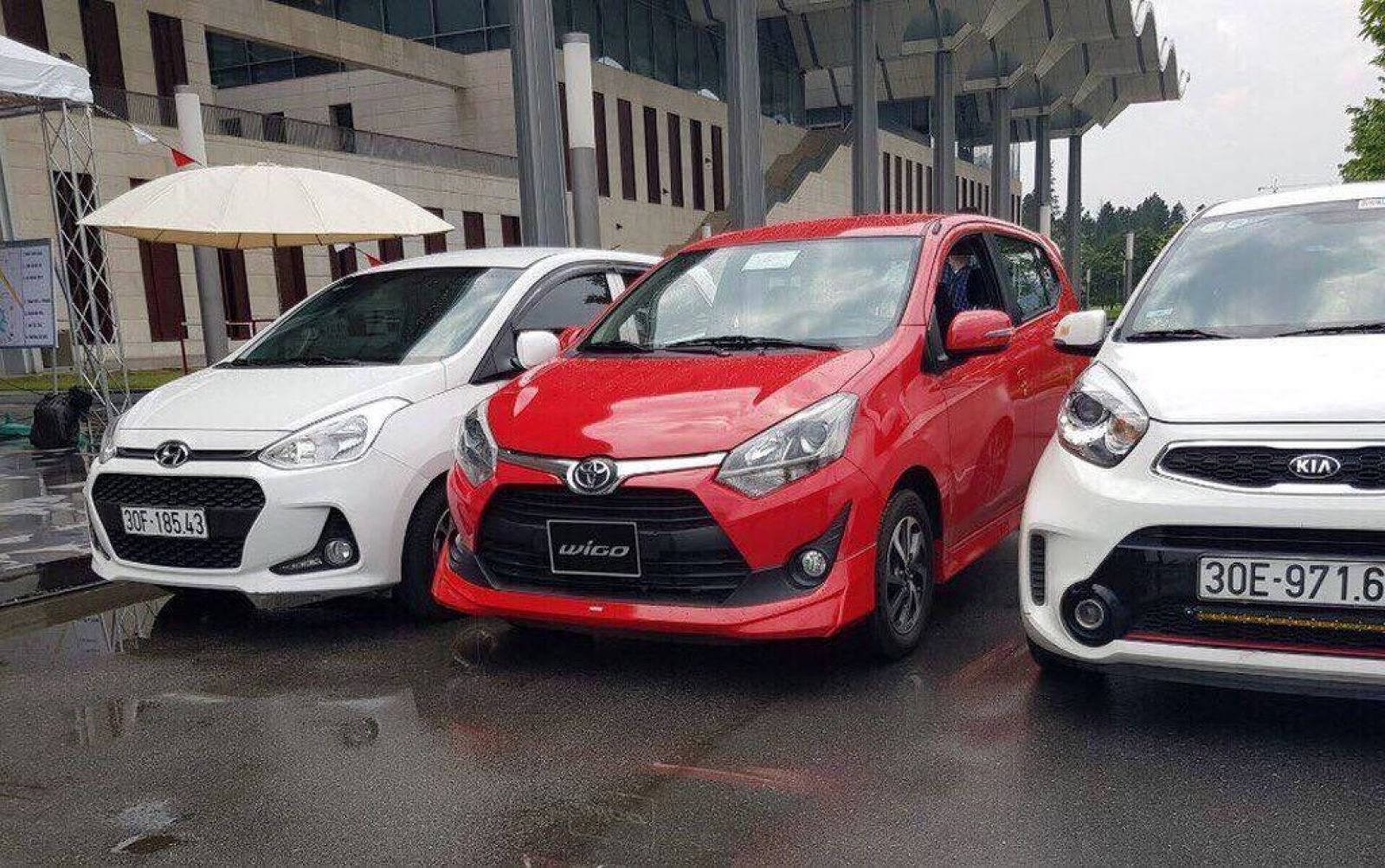 Toyota Wigo đọ dáng Kia Morning và Hyundai Grand i10 trong một sự kiện dành cho đại lý tại Hà Nội
