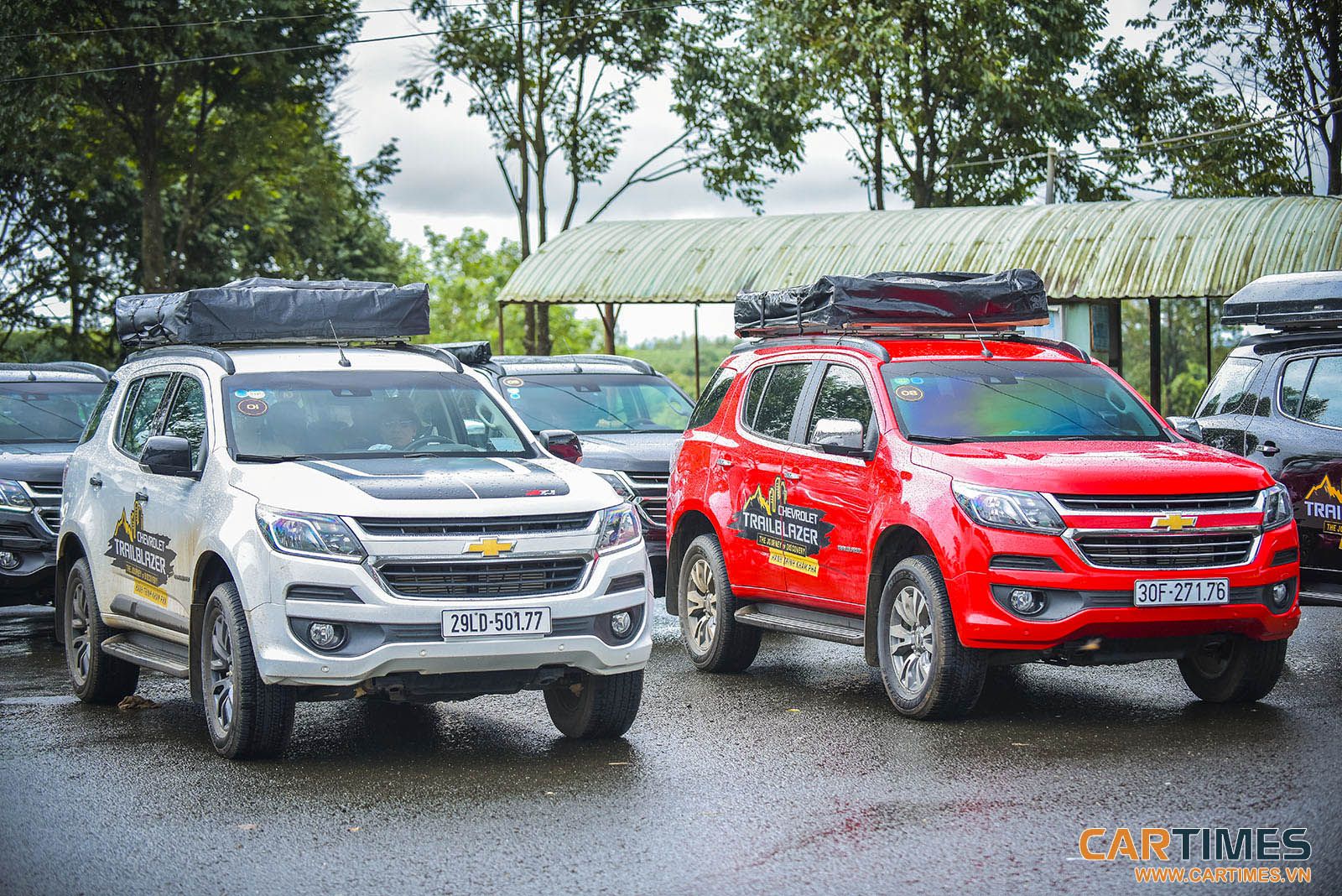 Những chiếc Chevrolet Trailblazer đã sẵn sàng với lều dã ngoại, ghế gấp, đồ ăn thức uống và rất nhiều hành lý cá nhân 