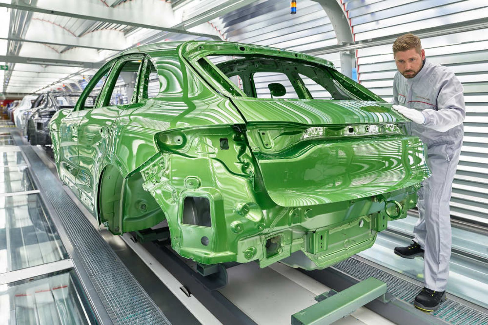 Vỏ và khung xe Macan 2019 đang trong giai đoạn sơn bóng