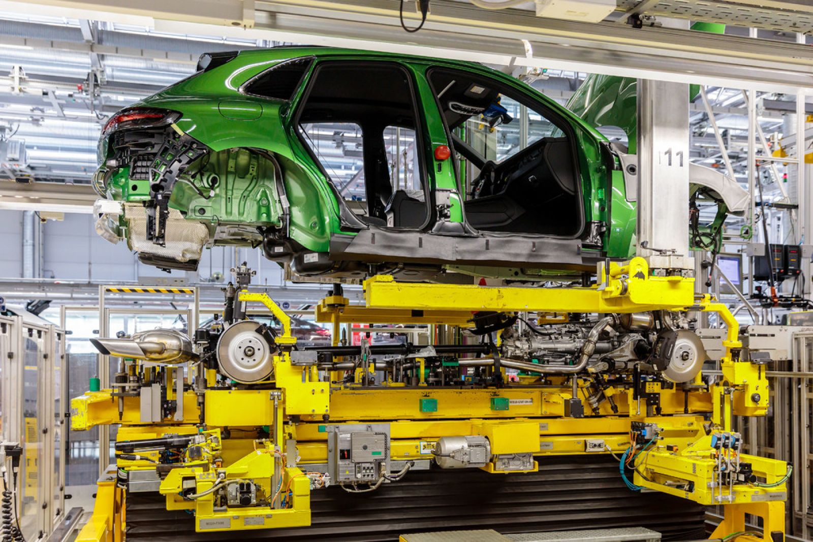 Mẫu Porsche Macan 2019 đầu tiên đang trong dây chuyền lắp ráp