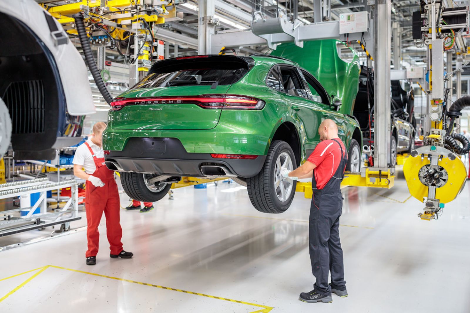 Mẫu xe Porsche Macan 2019 trong giai đoạn lắp bánh xe