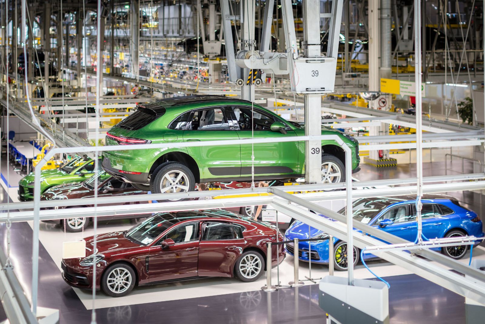 Porsche Macan 2019 của khách hàng đầu tiên đang được lăn bánh khỏi dây chuyền sản xuất
