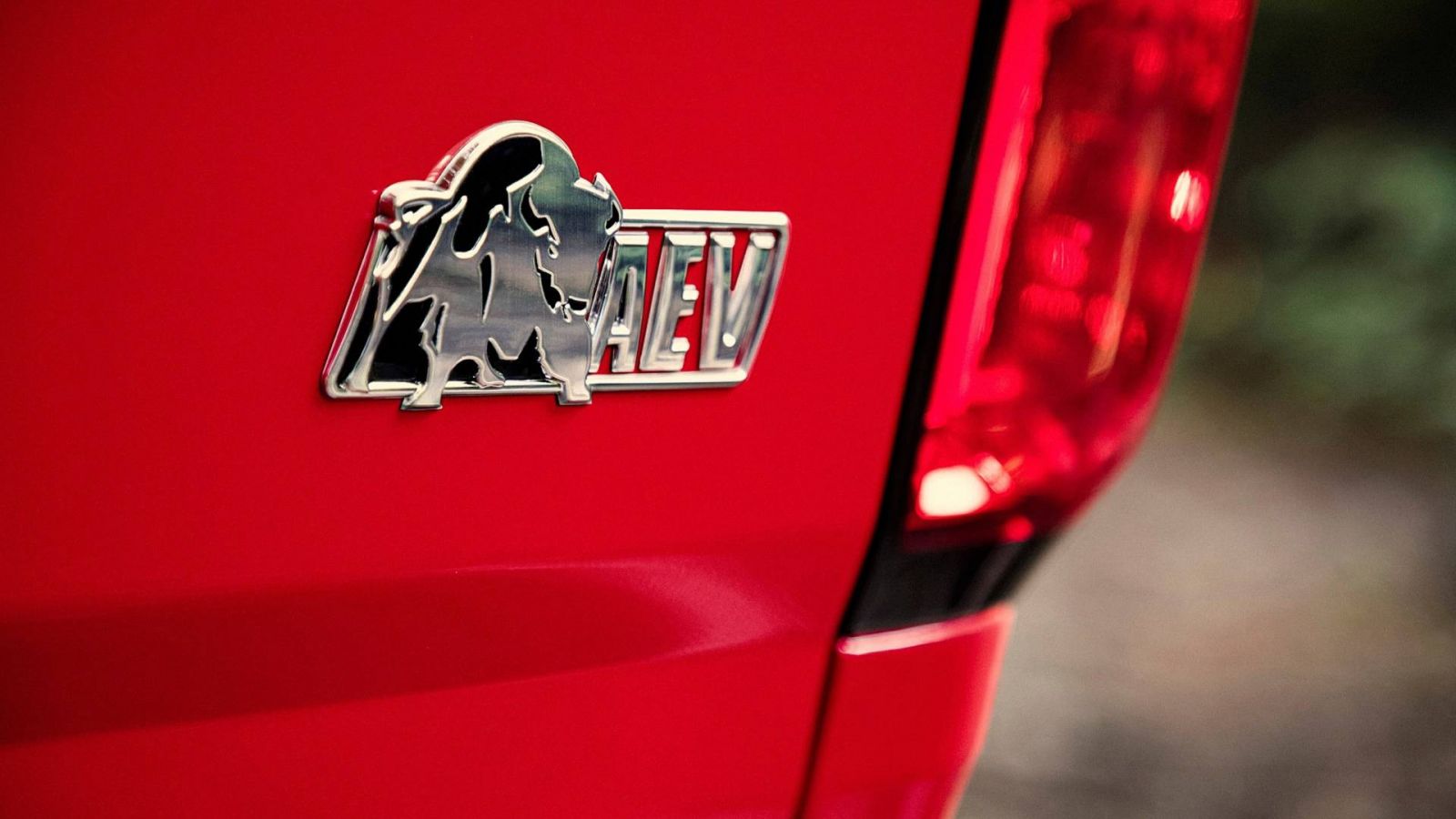 Logo hãng độ AEV ở phía đuôi xe