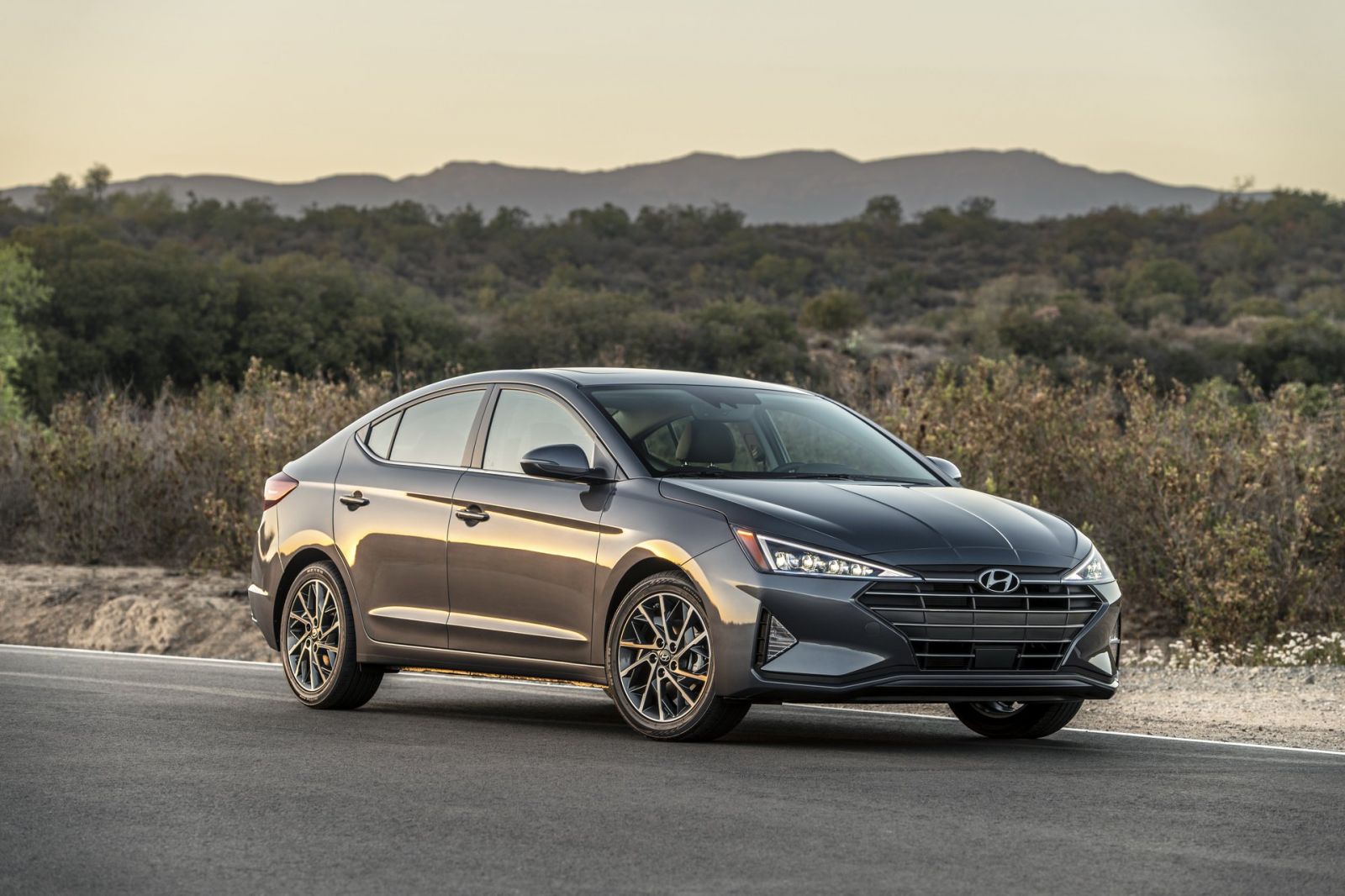 Thiết kế đầu xe Hyundai Elantra 2019