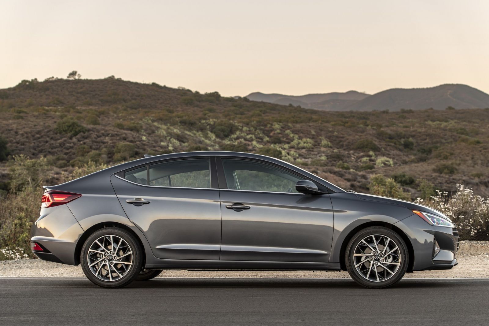 Thiết kế phía bên hông xe Hyundai Elantra 2019