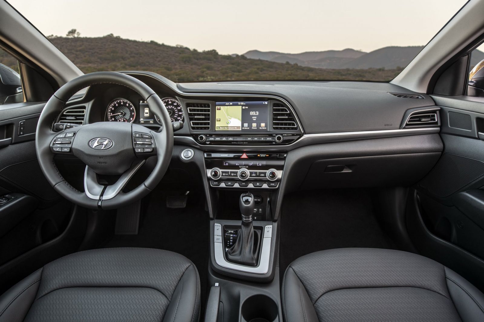 Thiết kế tổng thể hàng ghế trước của Hyundai Elantra 2019