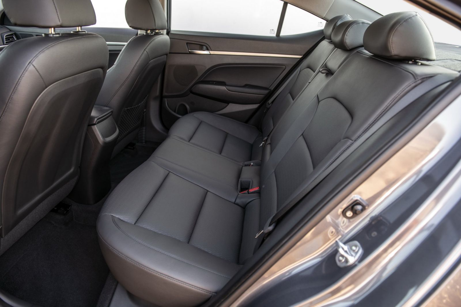 Thiết kế hàng ghế sau Hyundai Elantra 2019
