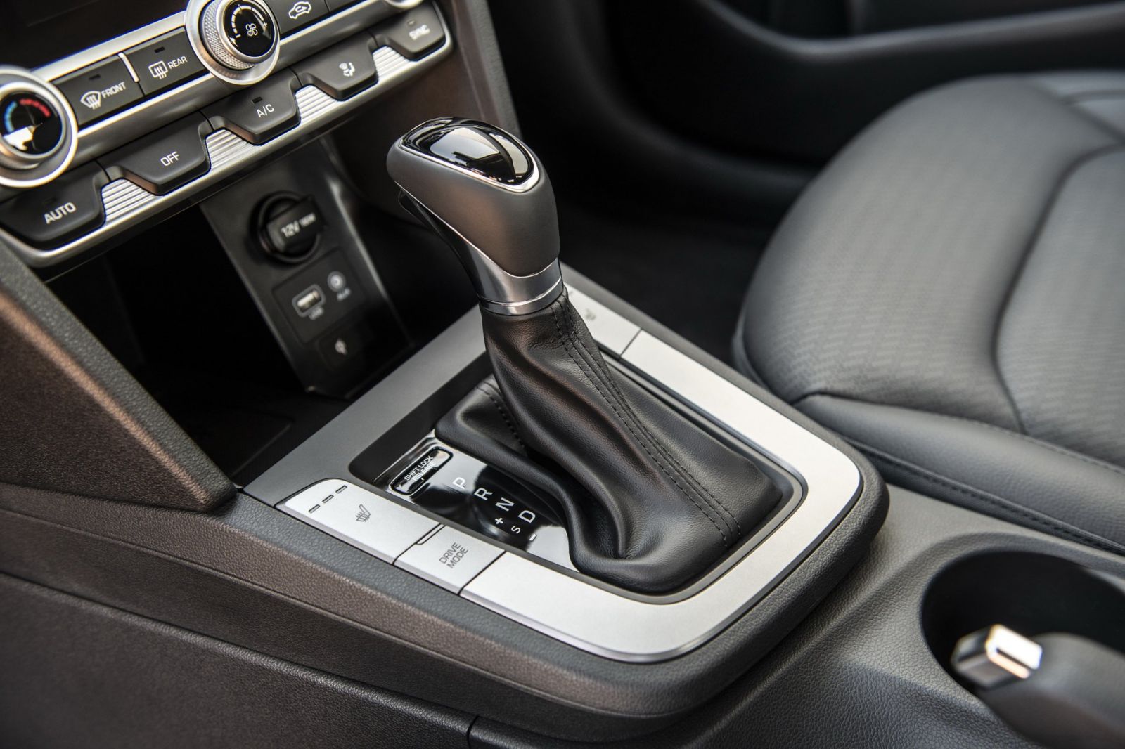 Thiết kế cần số xe Hyundai Elantra 2019