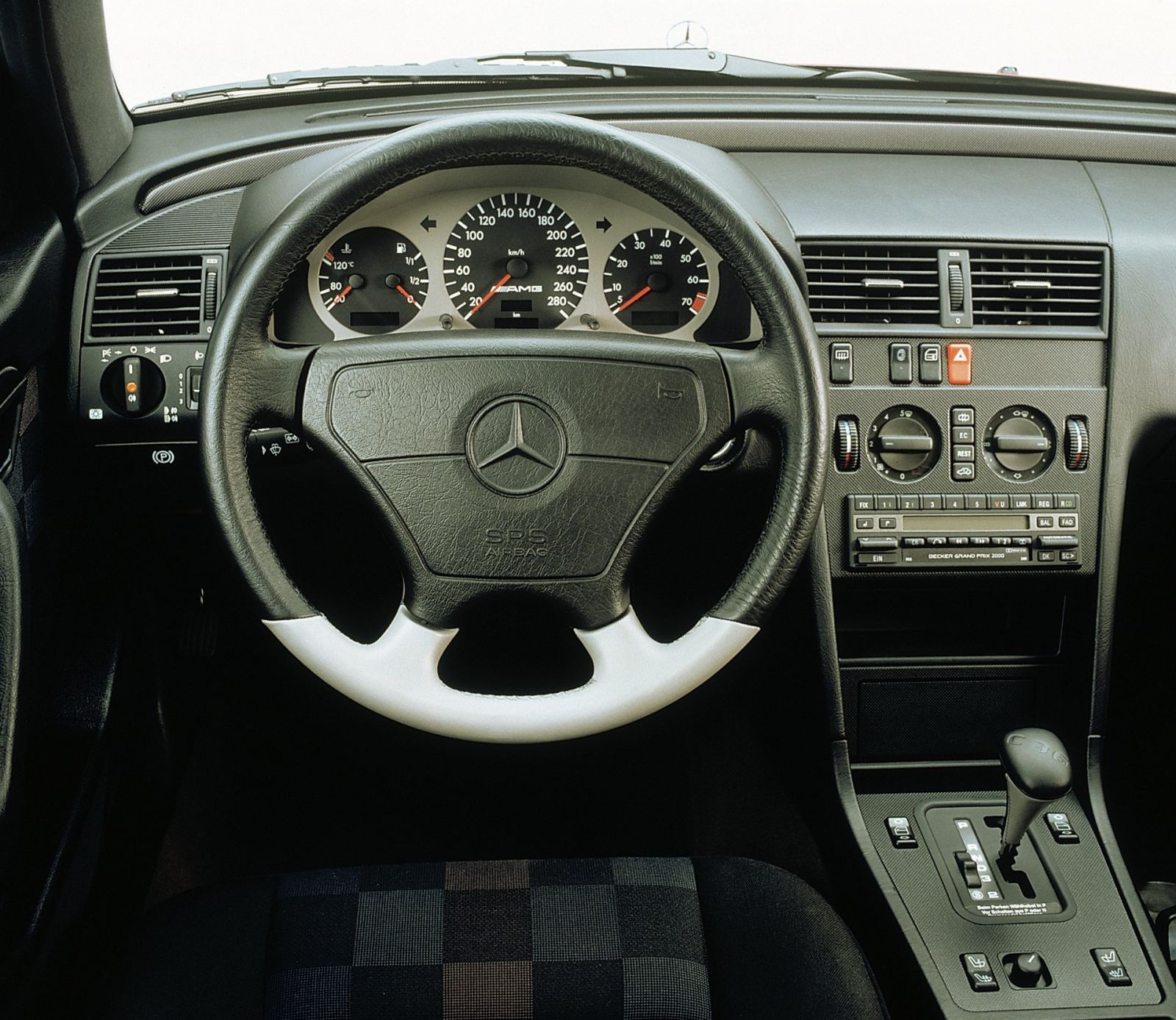 Thiết kế ghế lái C36 AMG