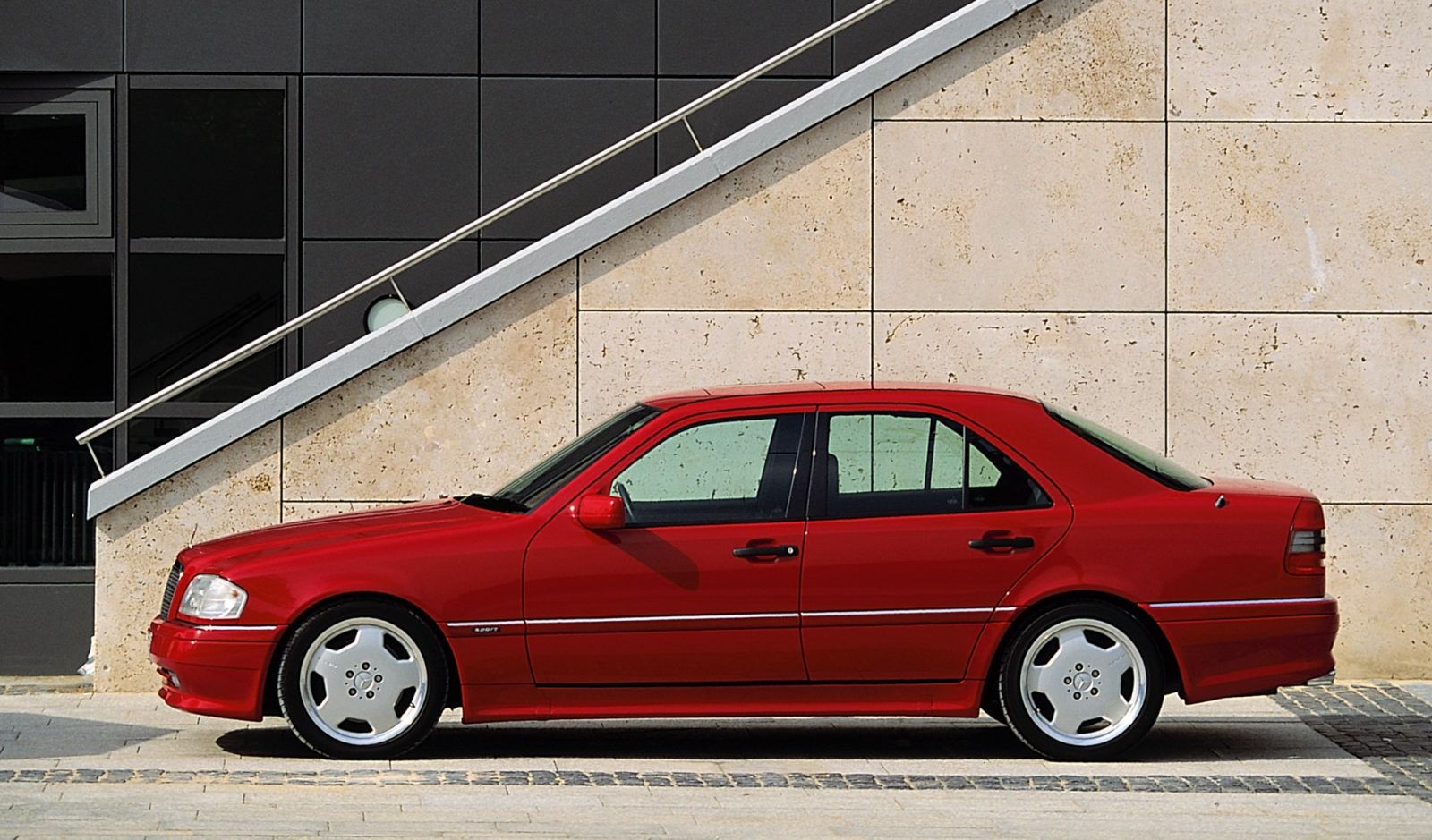 Thiết kế C36 AMG nhìn từ phía bên hông