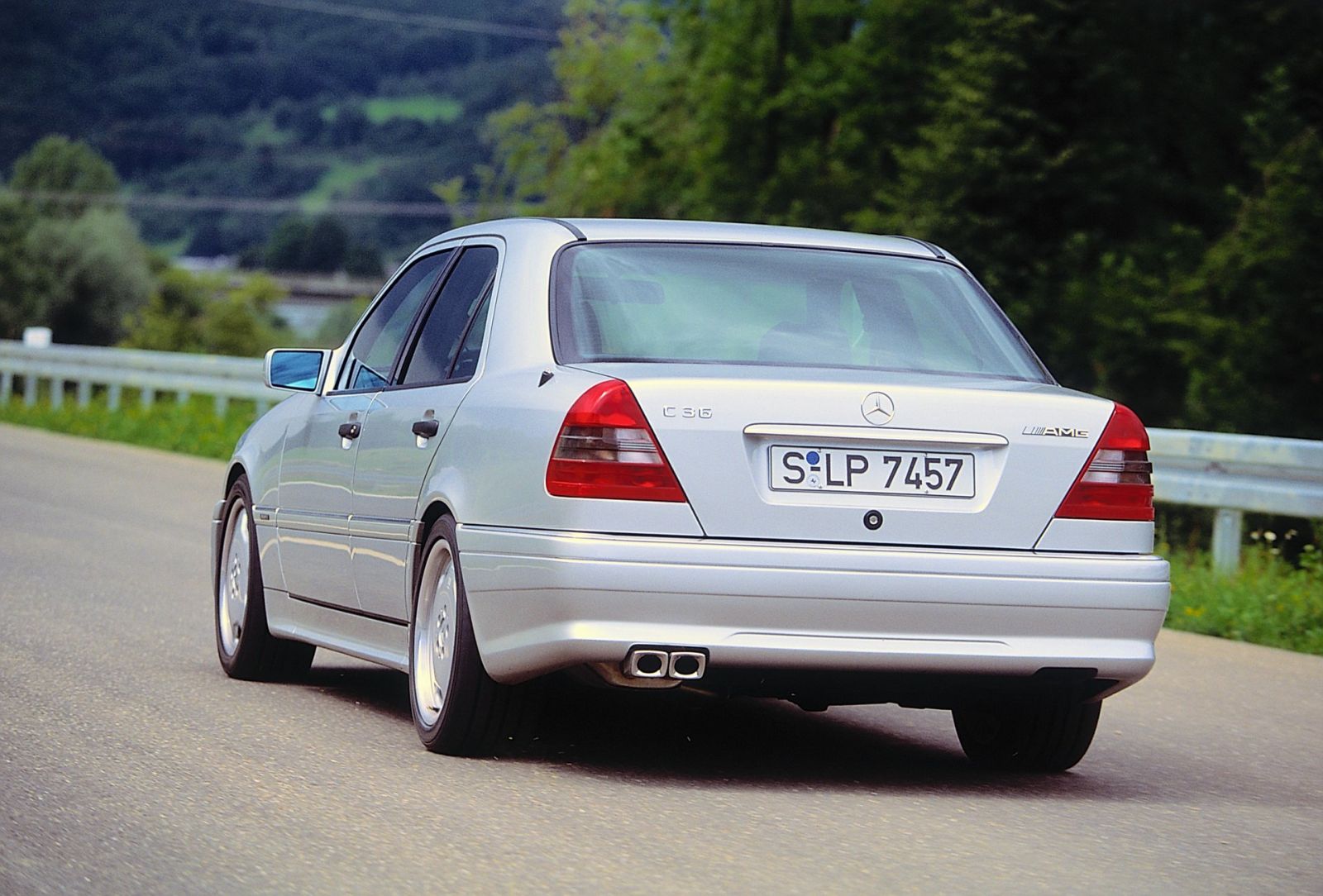 Thiết kế đuôi xe C36 AMG