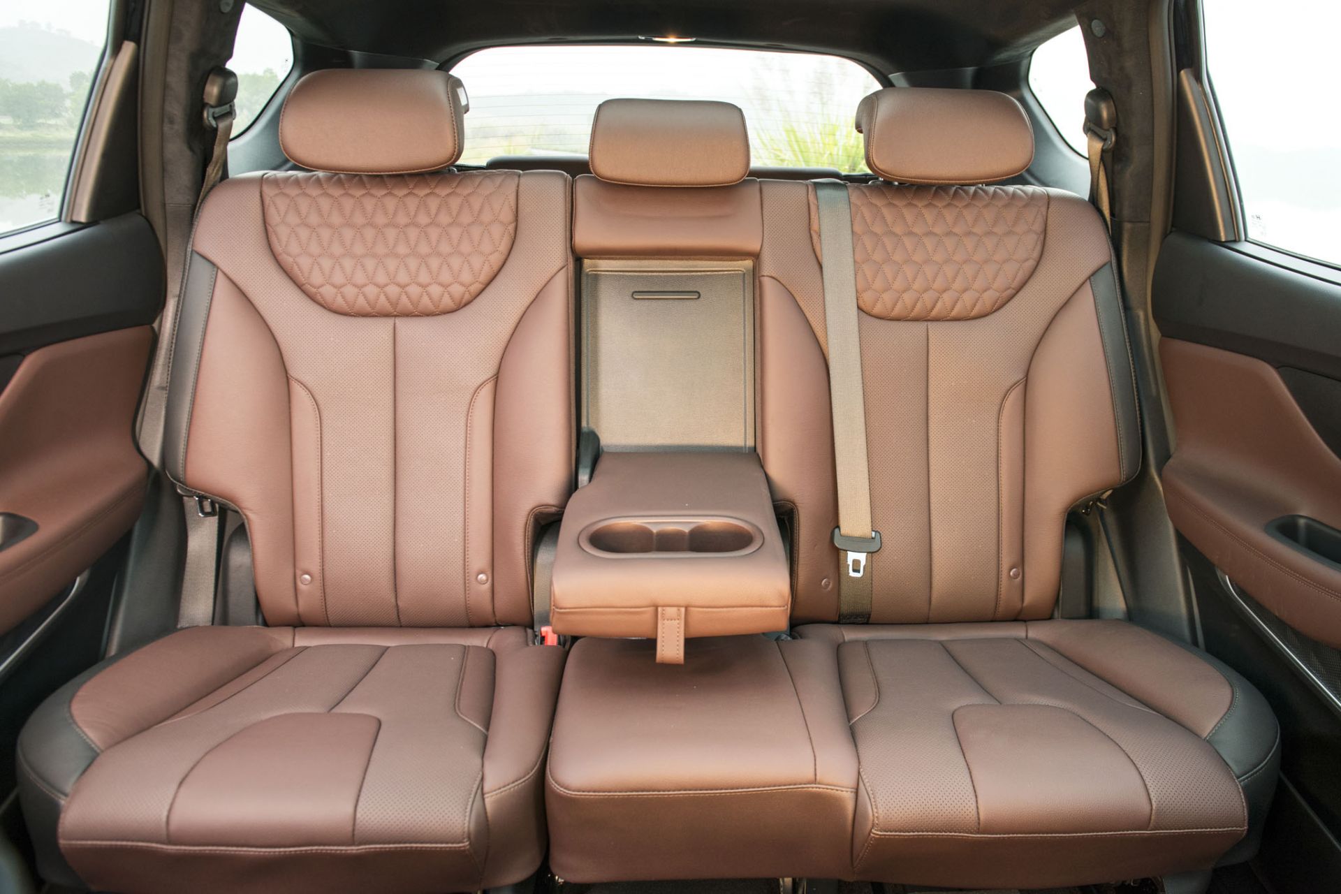 Hàng ghế thứ 2 xe Hyundai Santa Fe 2019