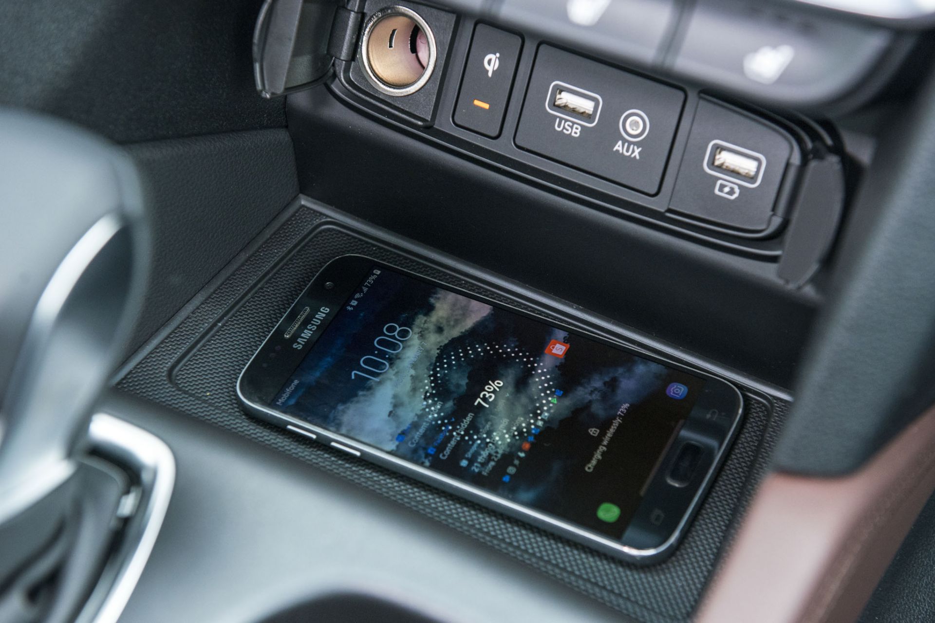 Sạc không dây chuẩn Q trên Hyundai Santa Fe 2019
