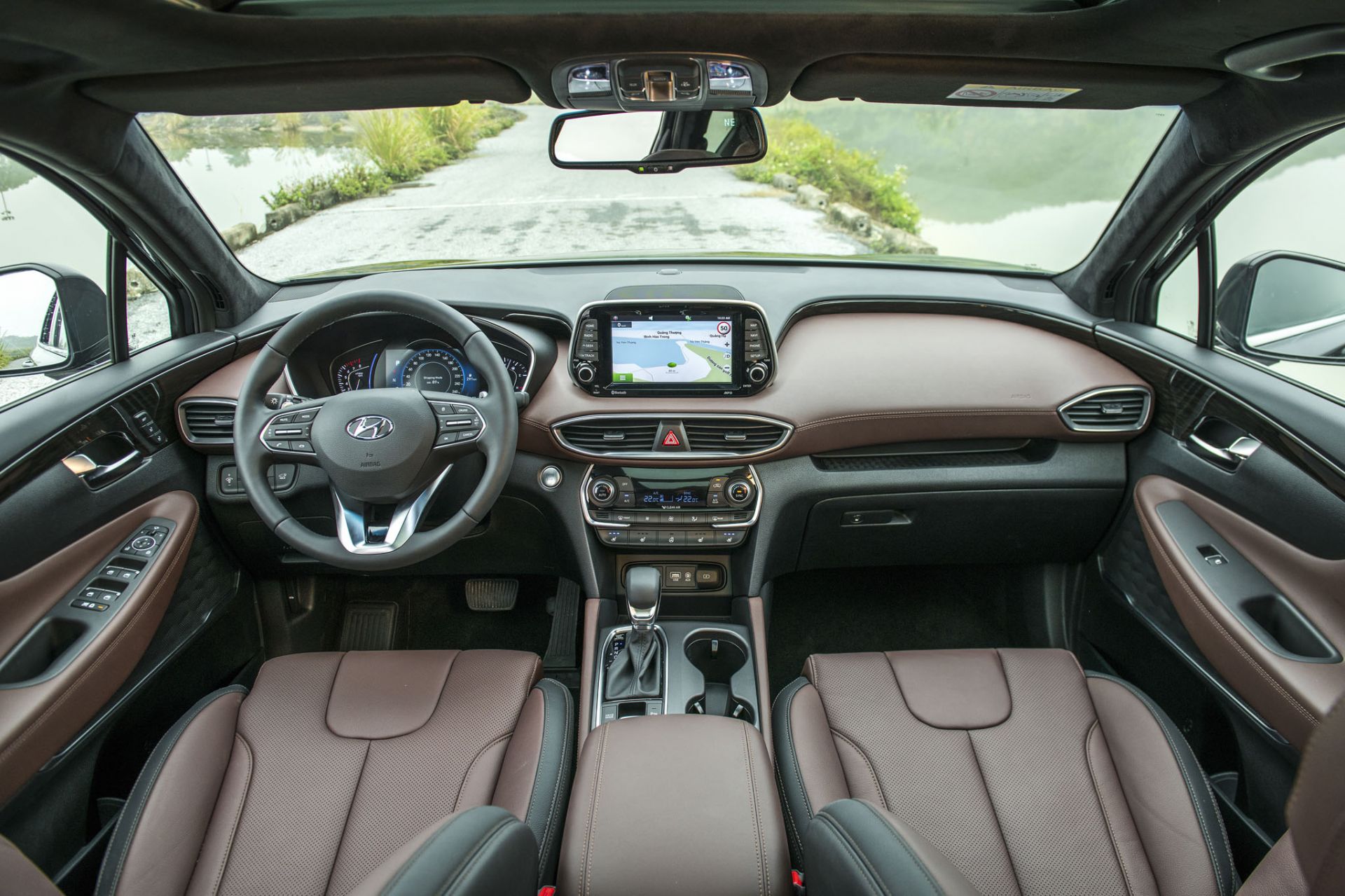 Nội thất hàng ghế trước xe Hyundai Santa Fe 2019