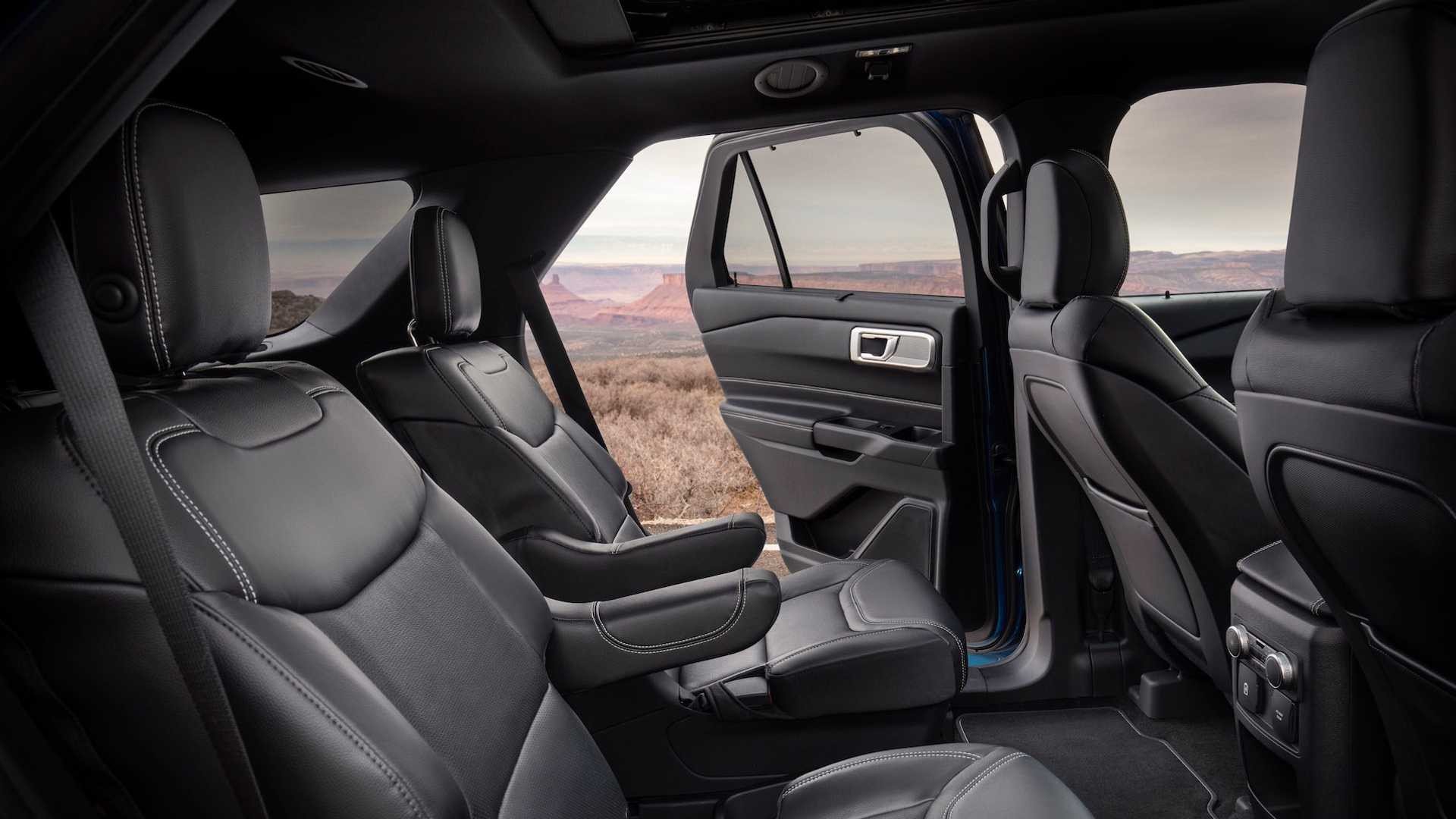 Hàng ghế thứ 2 của xe Ford Exlorer 2020 phiên bản Platinum
