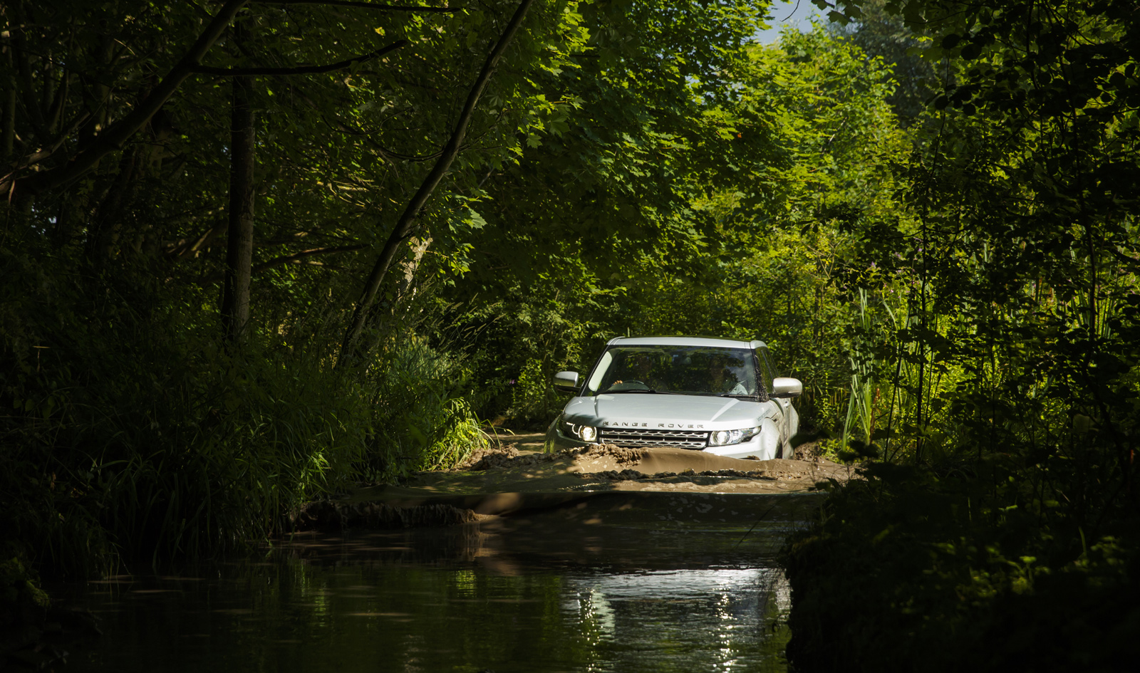 Range Rover Evoque là mẫu xe SUV có khả năng lội nước 50cm