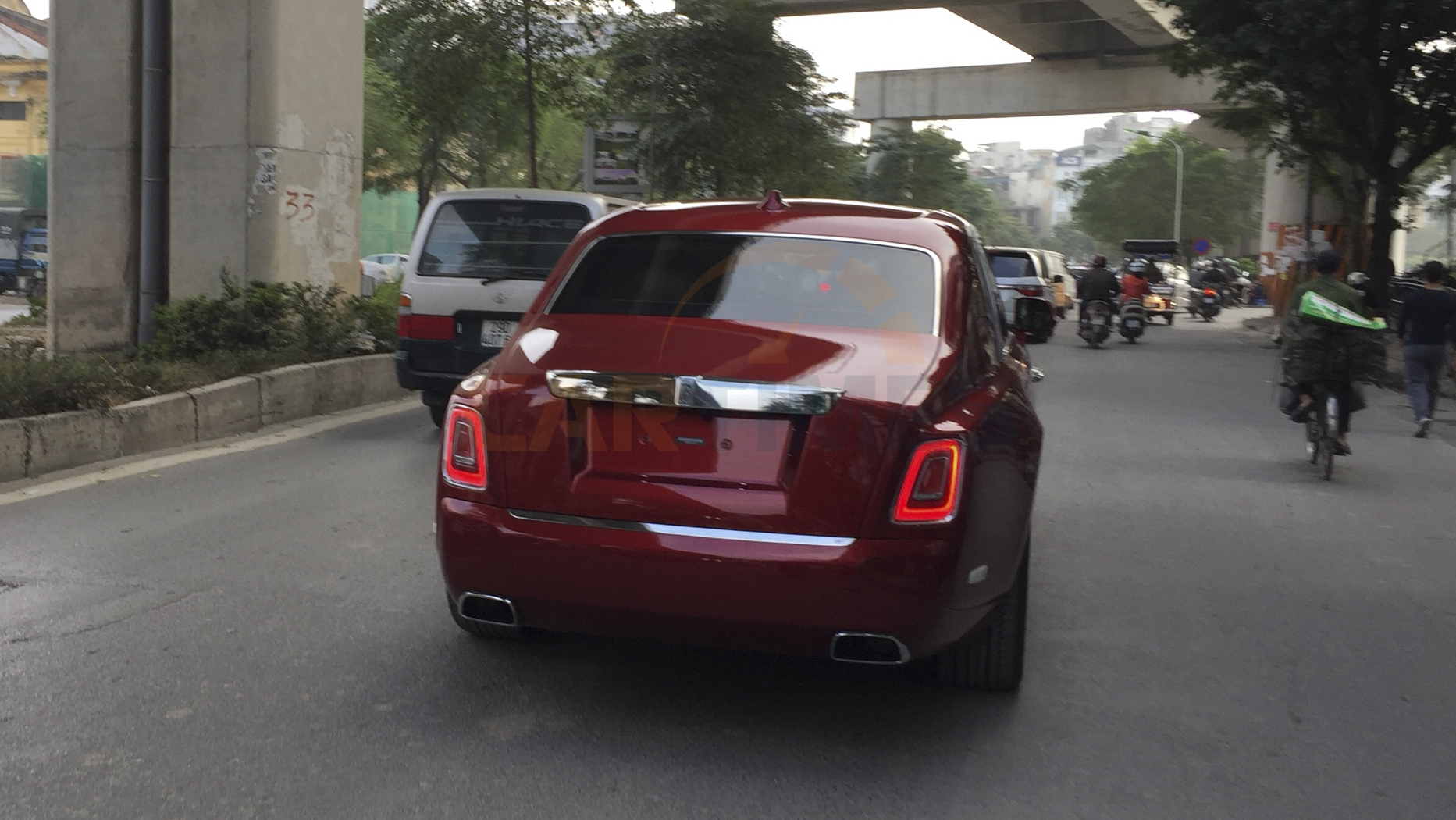 Chiếc xe Rolls-Royce Phantom VIII xuất hiện tại khu vực Hoàng Cầu