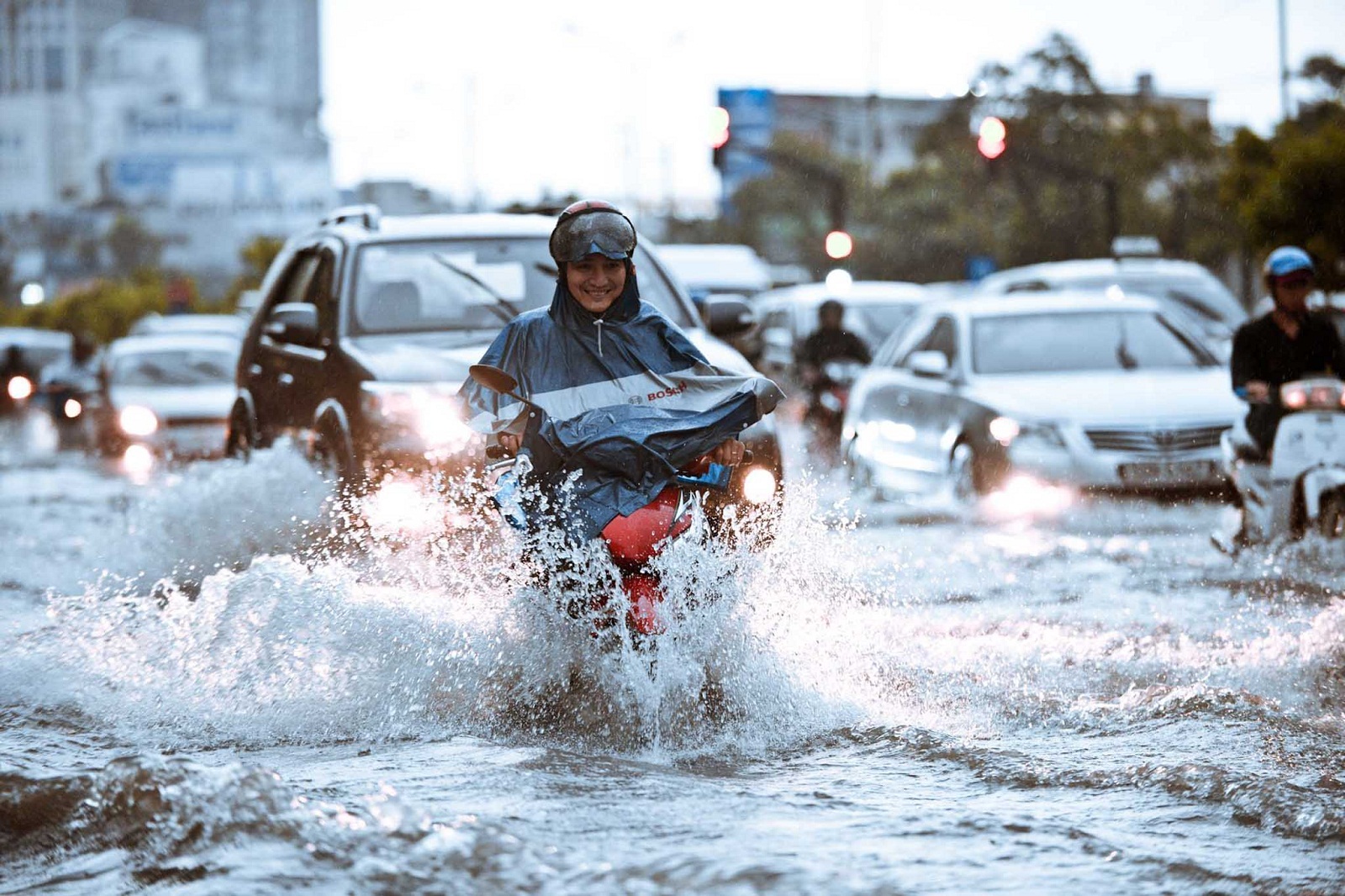 Không nên đi nhanh qua vùng ngập nước