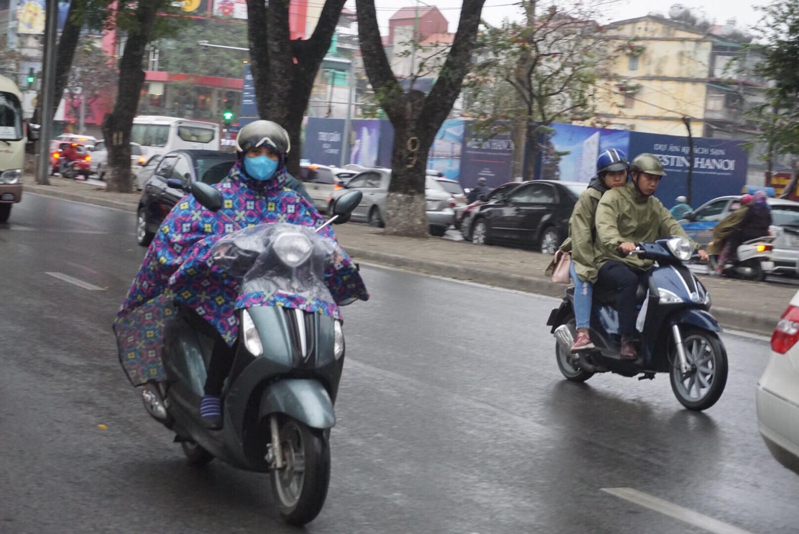 Mặc áo mưa không gọn gàng khi trời mưa