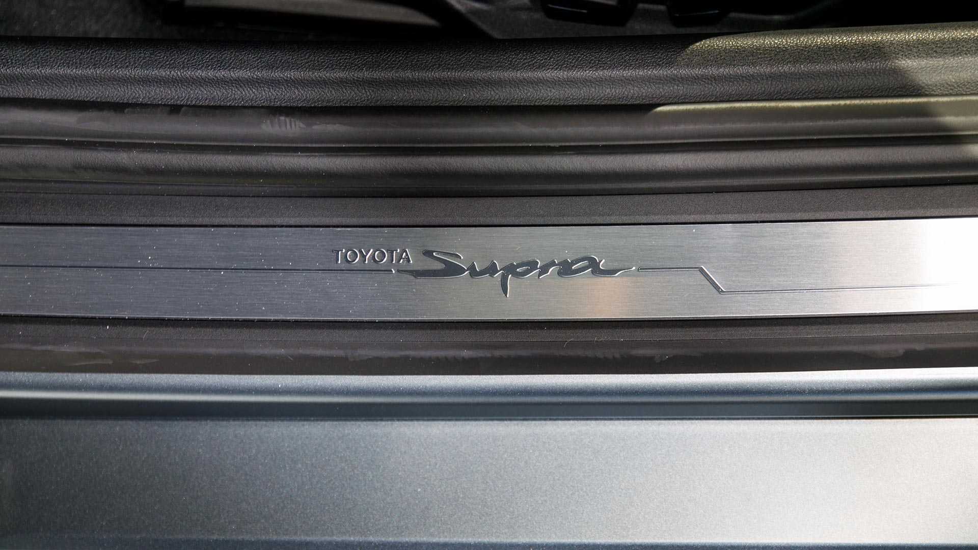 Logo Supra ở cửa xe