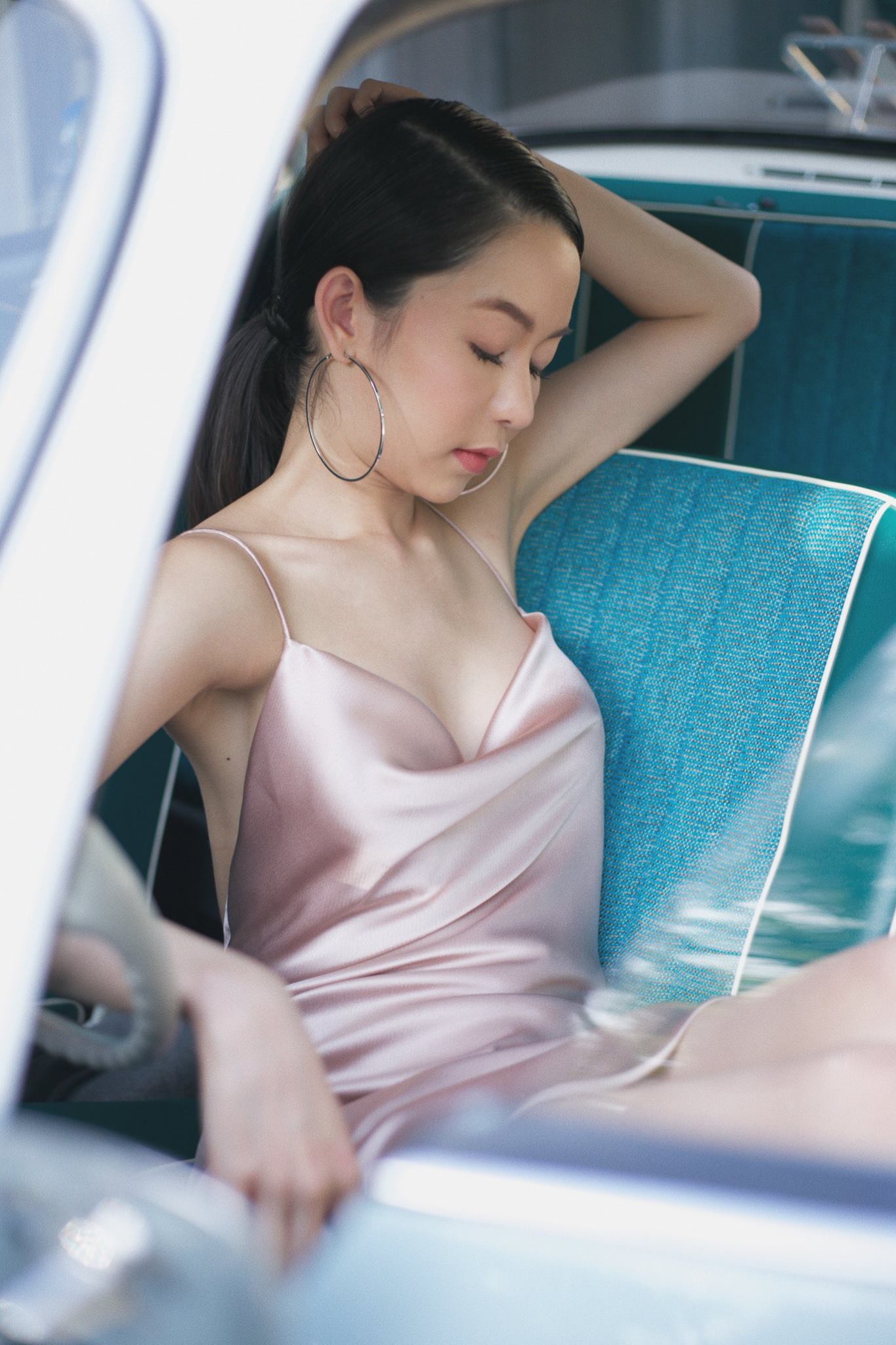 Người đẹp sexy bên xe cổ