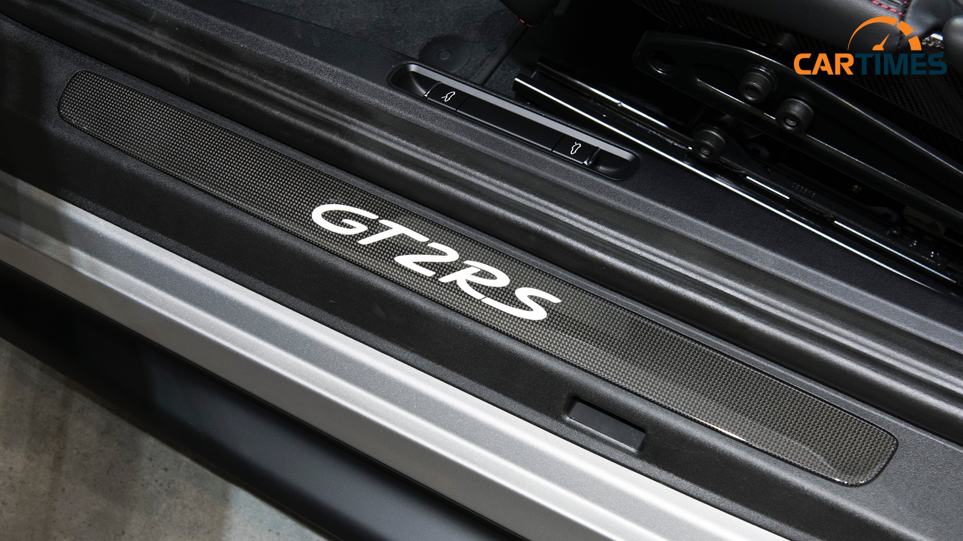 Logo xe Porsche 911 GT2 RS ở bậc cửa