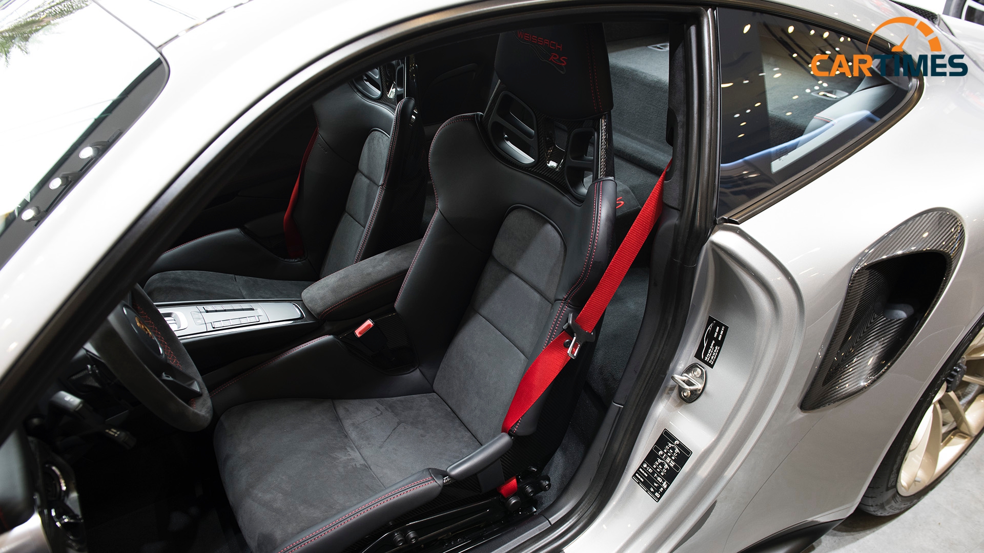 Ghế xe Porsche 911 GT2 RS có khung carbon và bọc da lộn trong gói trang bị Weissach