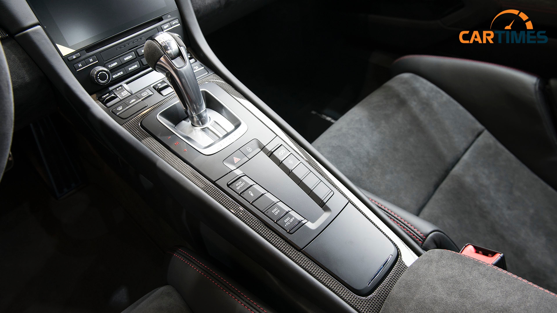 Thiết kế cần số trên xe Porsche 911 GT2 RS