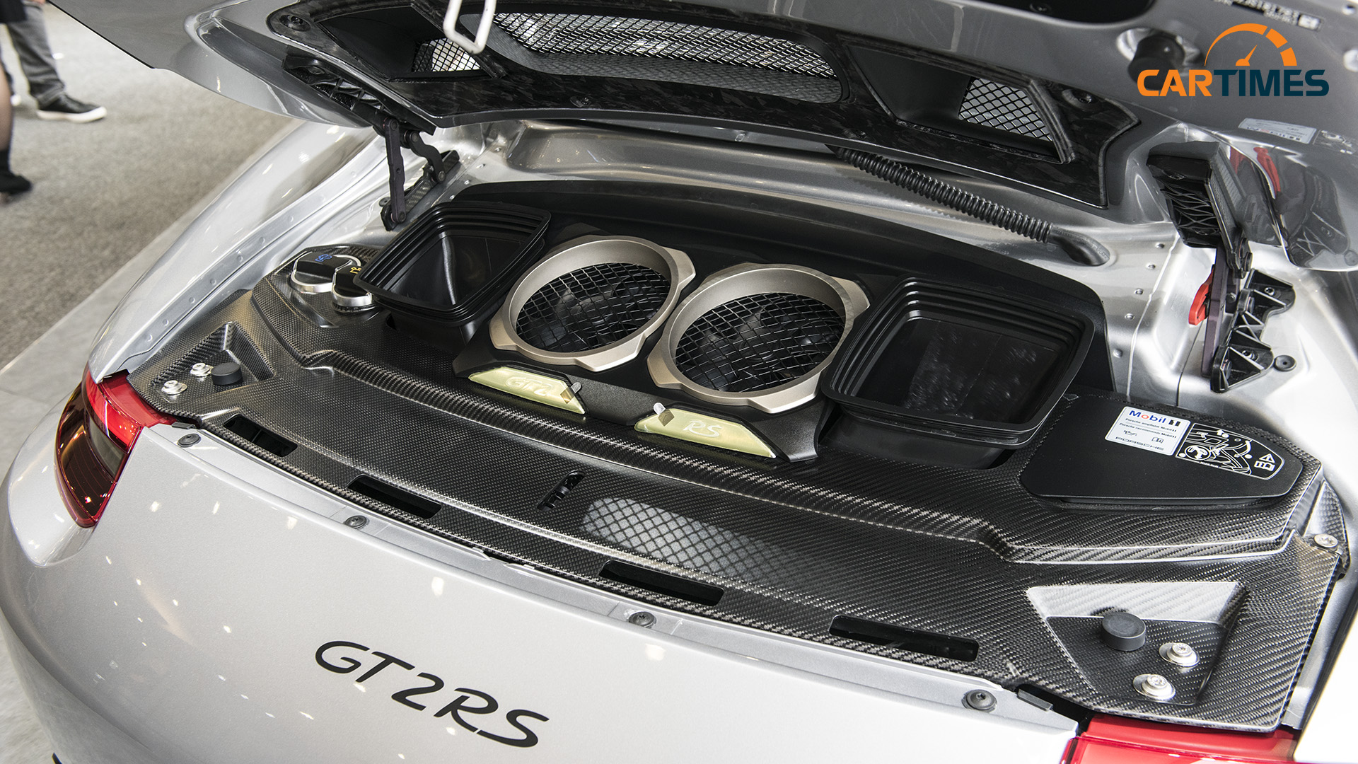 Khoang động cơ đặt giữa trên xe Porsche 911 GT2 RS