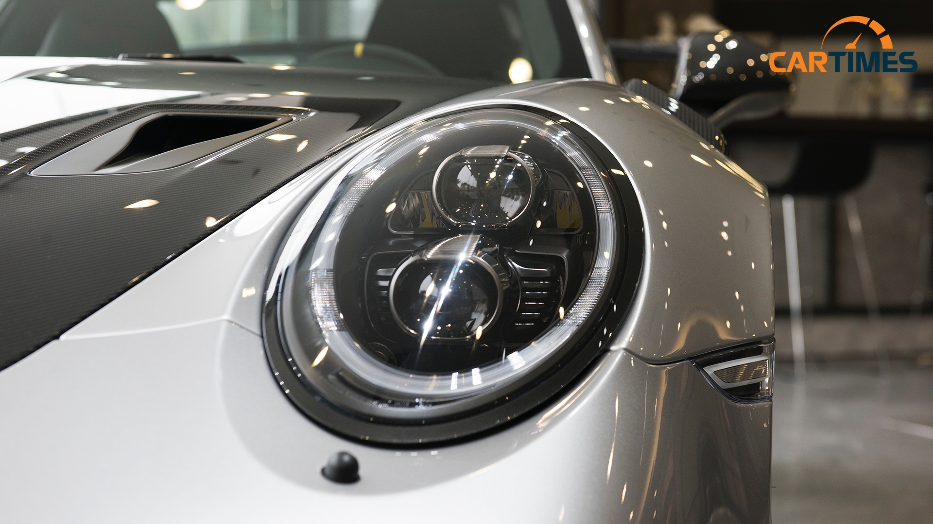 Thiết kế đèn pha trên xe Porsche 911 GT2 RS