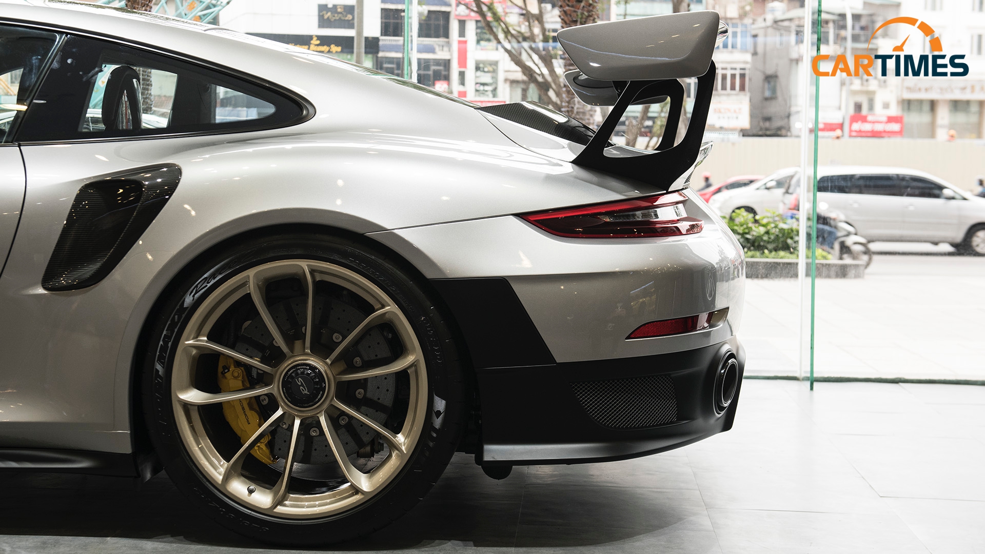 Xe Porsche 911 GT2 RS sử dụng phanh gốm carbon