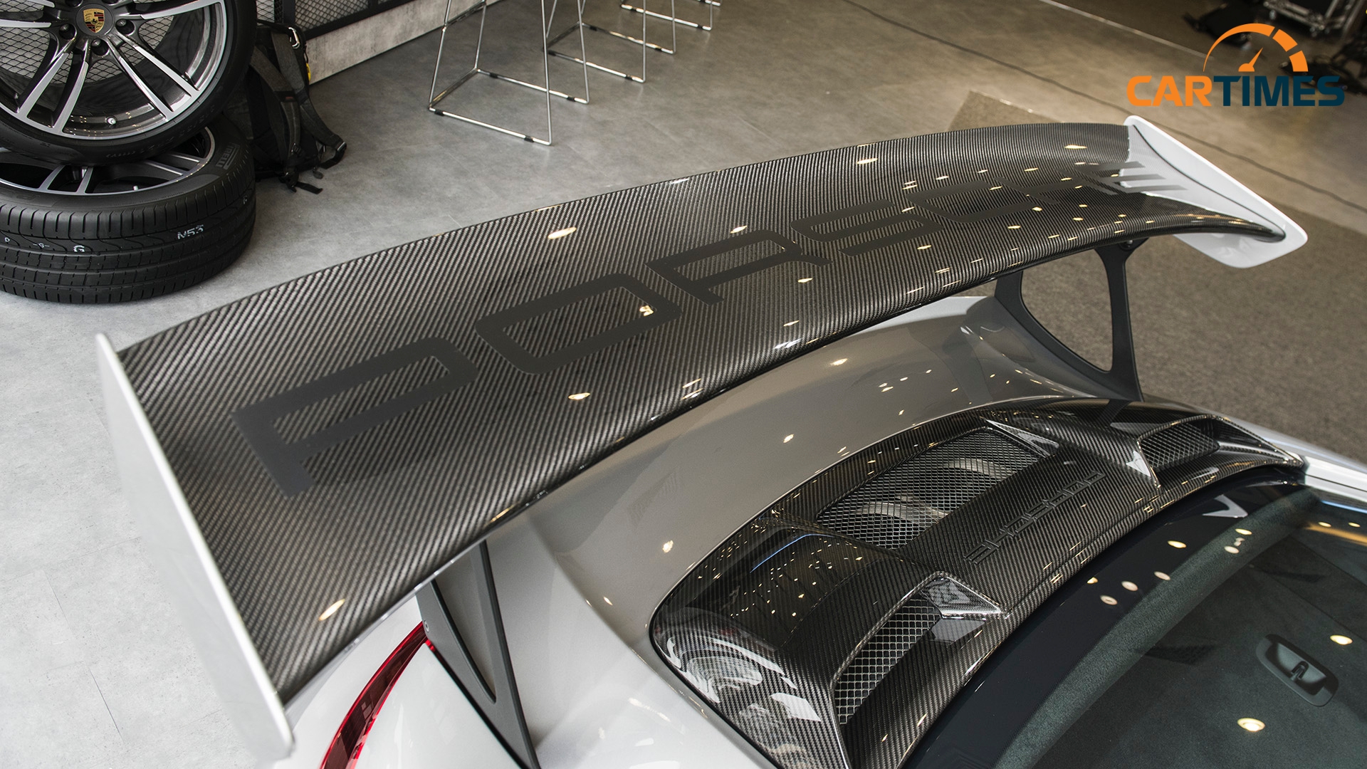 Cánh gió làm từ carbon trên xe Porsche 911 GT2 RS