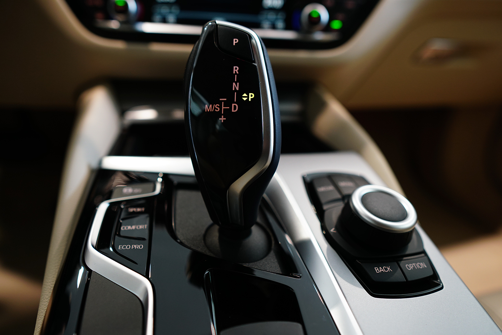Nội thất xe BMW 520i mới
