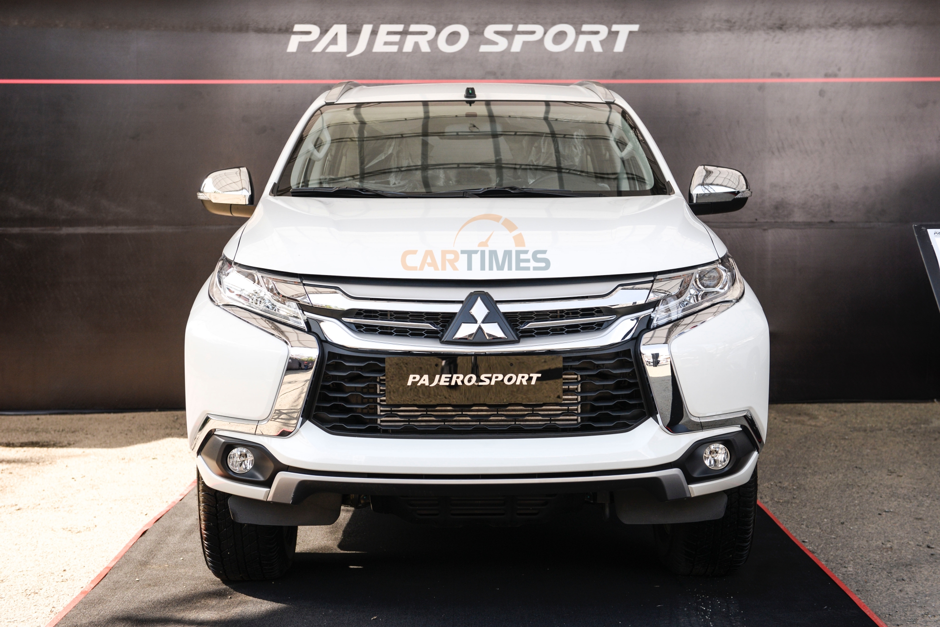 Mitsubishi Pajero Sport D 4x2 MT vẫn có vẻ ngoài không khác so với các phiên bản cao cấp hơn