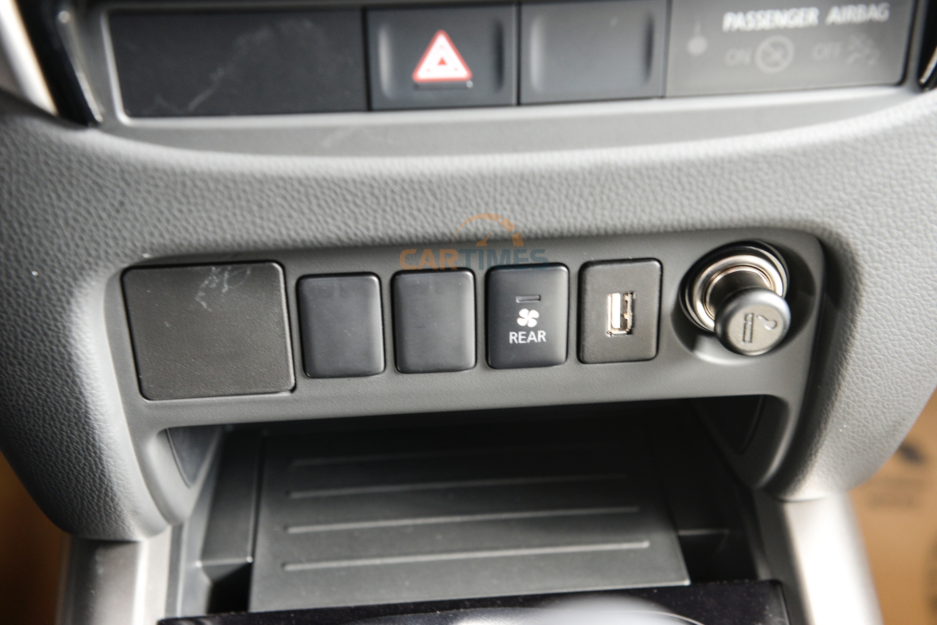 Xe Mitsubishi Pajero Sport D 4x2 MT đã giảm bớt 1 số trang bị nên chỉ có nút chờ