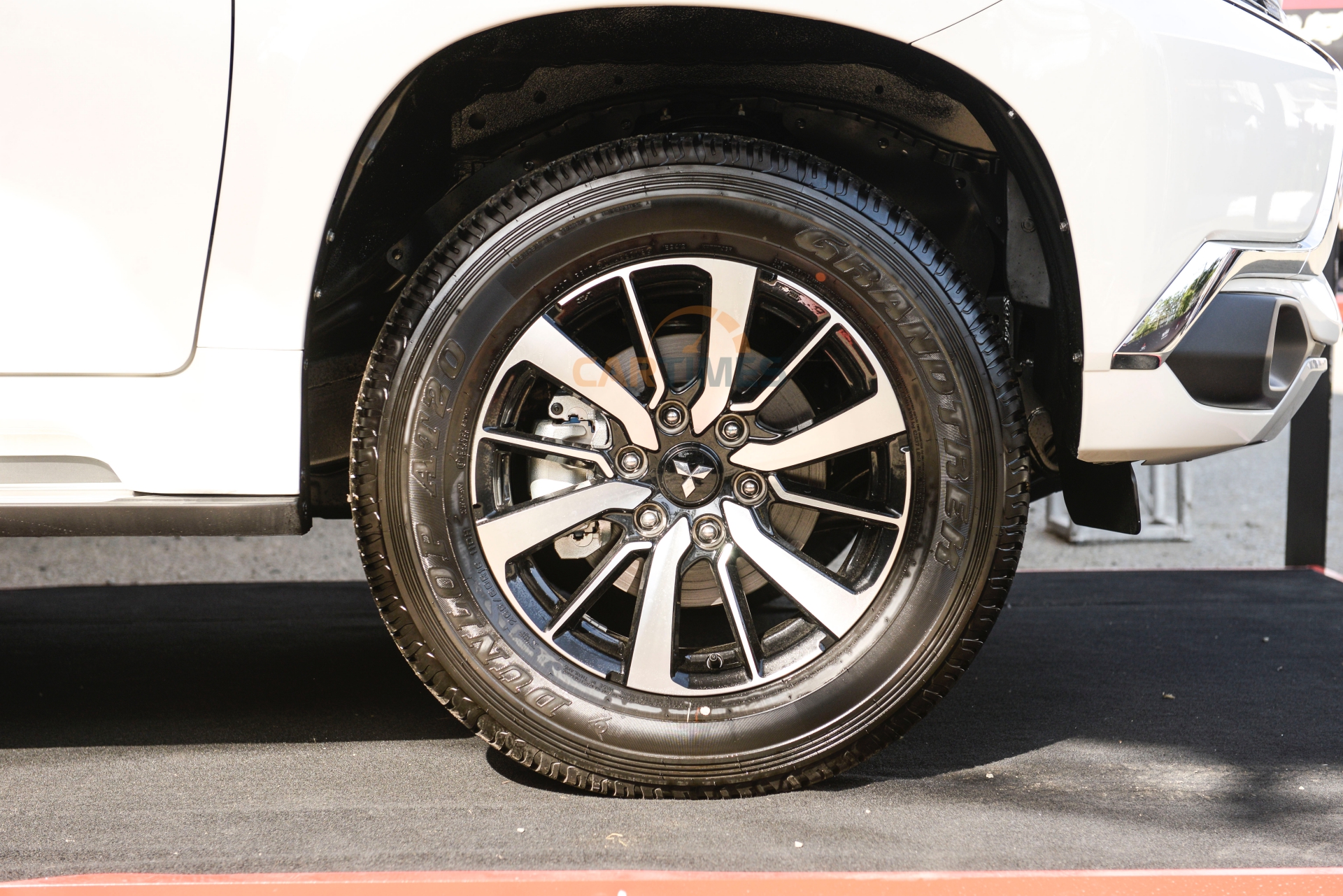 Xe Mitsubishi Pajero Sport D 4x2 MT vẫn trang bị la zăng 18 inch như bản cao cấp nhất