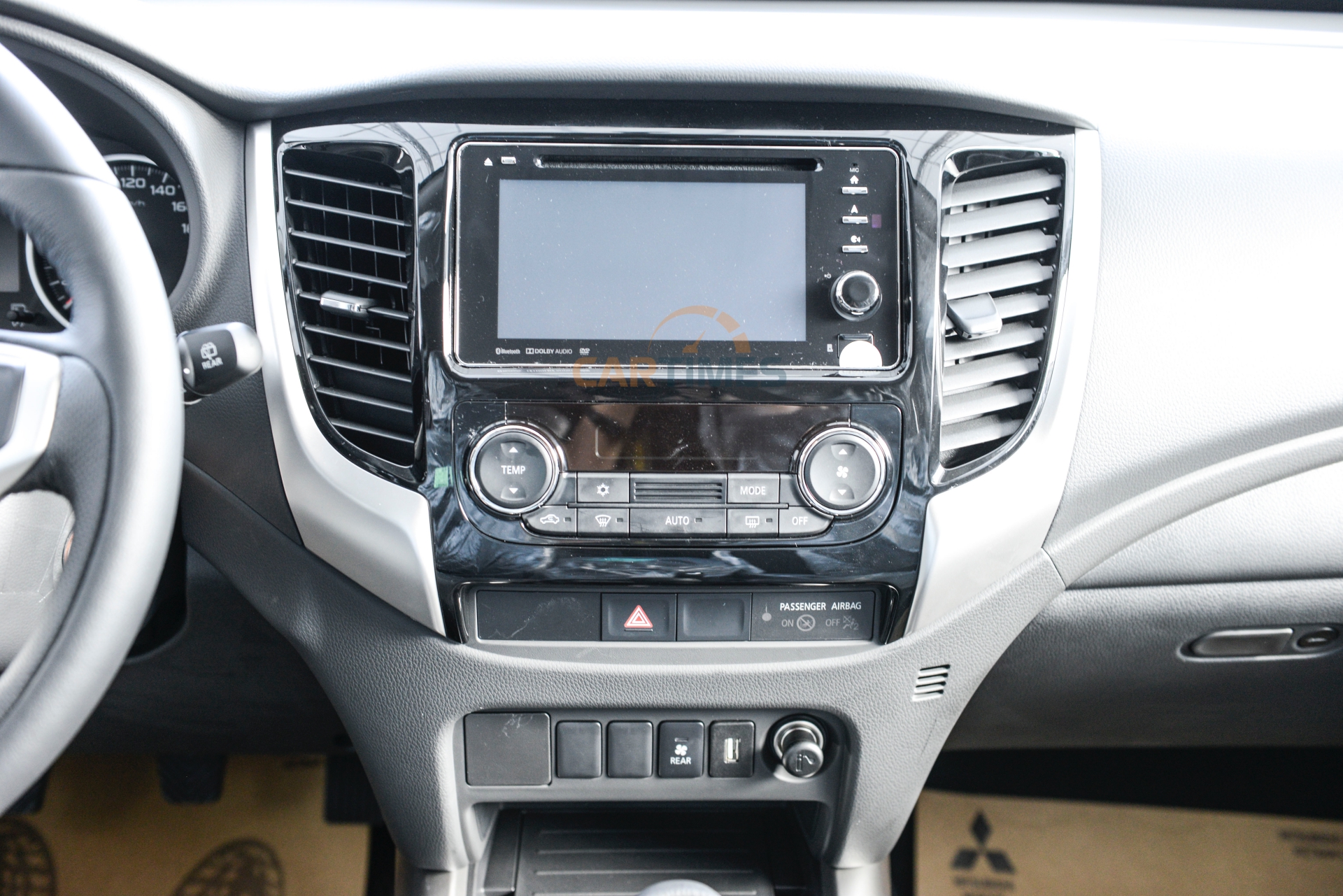 Xe Mitsubishi Pajero Sport D 4x2 MT vẫn có màn hình giải trí 7 inch